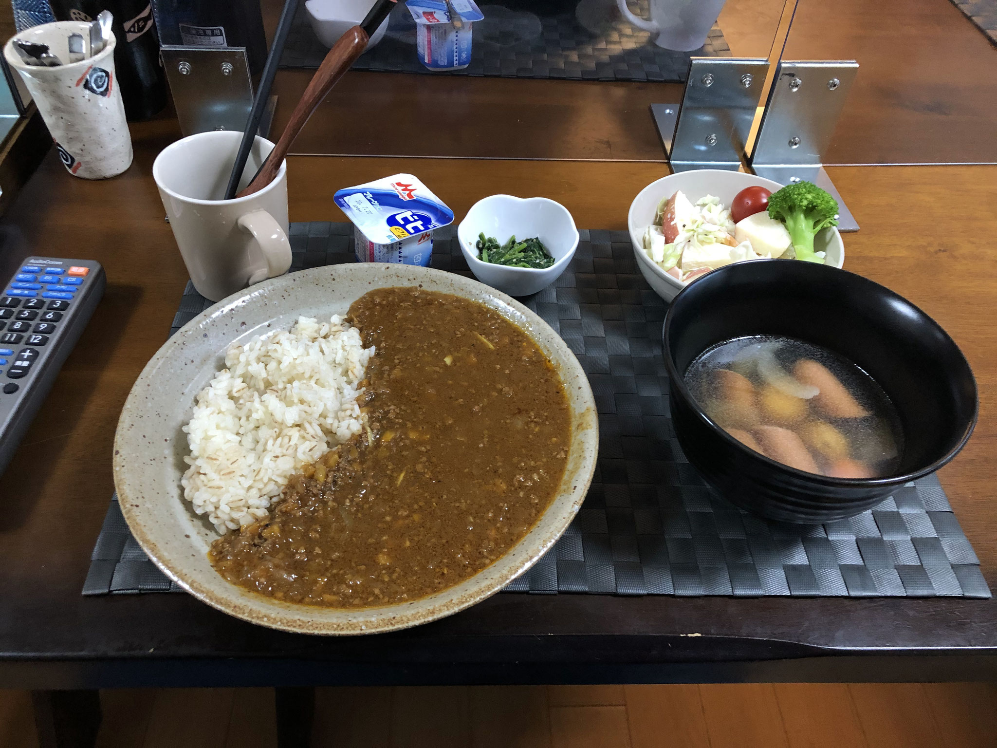 7月6日月曜日、Ohana朝食「キーマカレー、サラダ（キャベツ、ハム、カニカマ、プチトマト、リンゴ）、ポトフ（玉ねぎ、人参、ジャガイモ、ウインナー）、ほうれん草の胡麻和え、ヨーグルト」