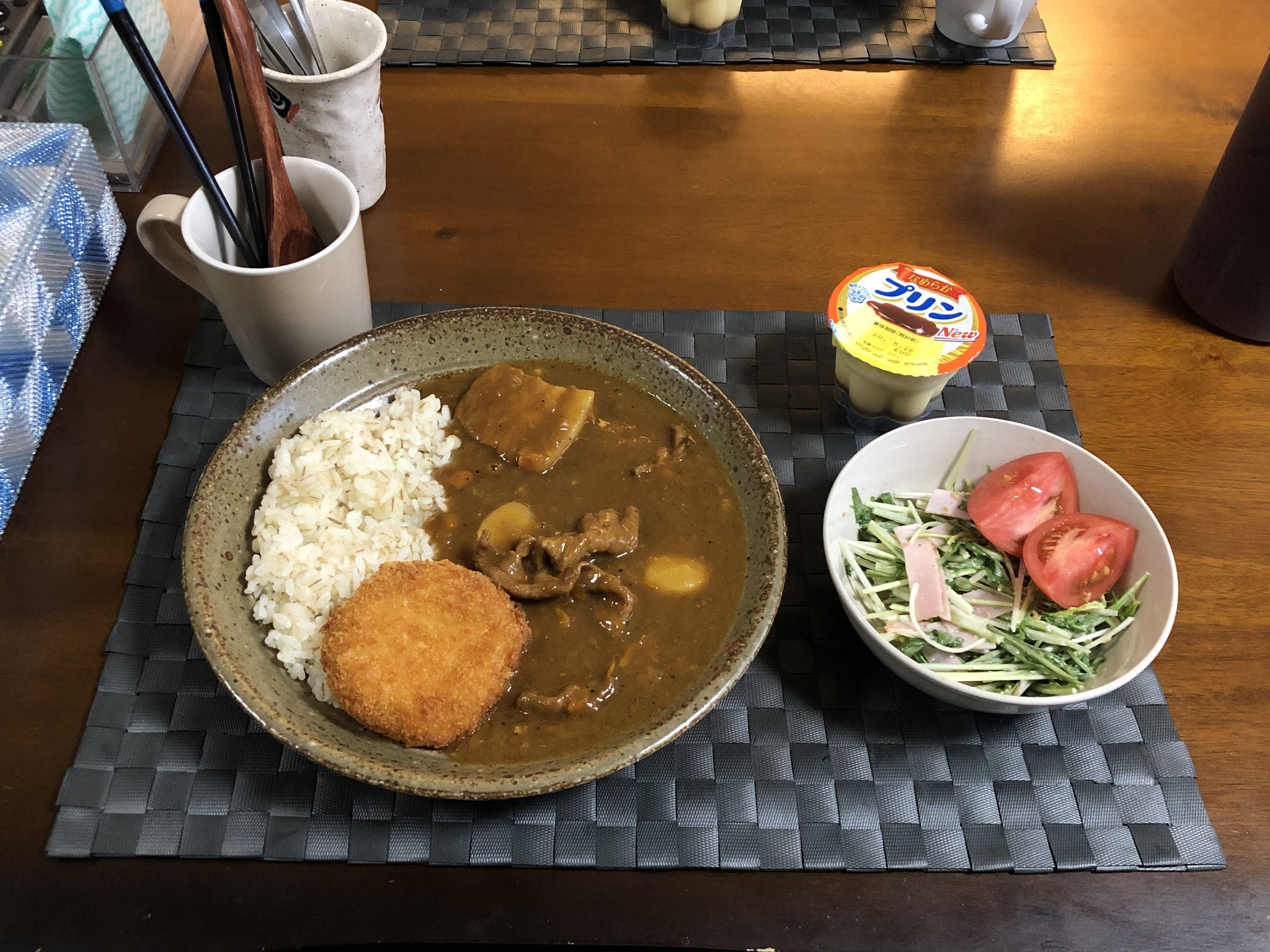 5月17日日曜日、Ohana夕食「カレーライス（コロッケ添え）、サラダ（水菜、ハム、トマト）、プリン」