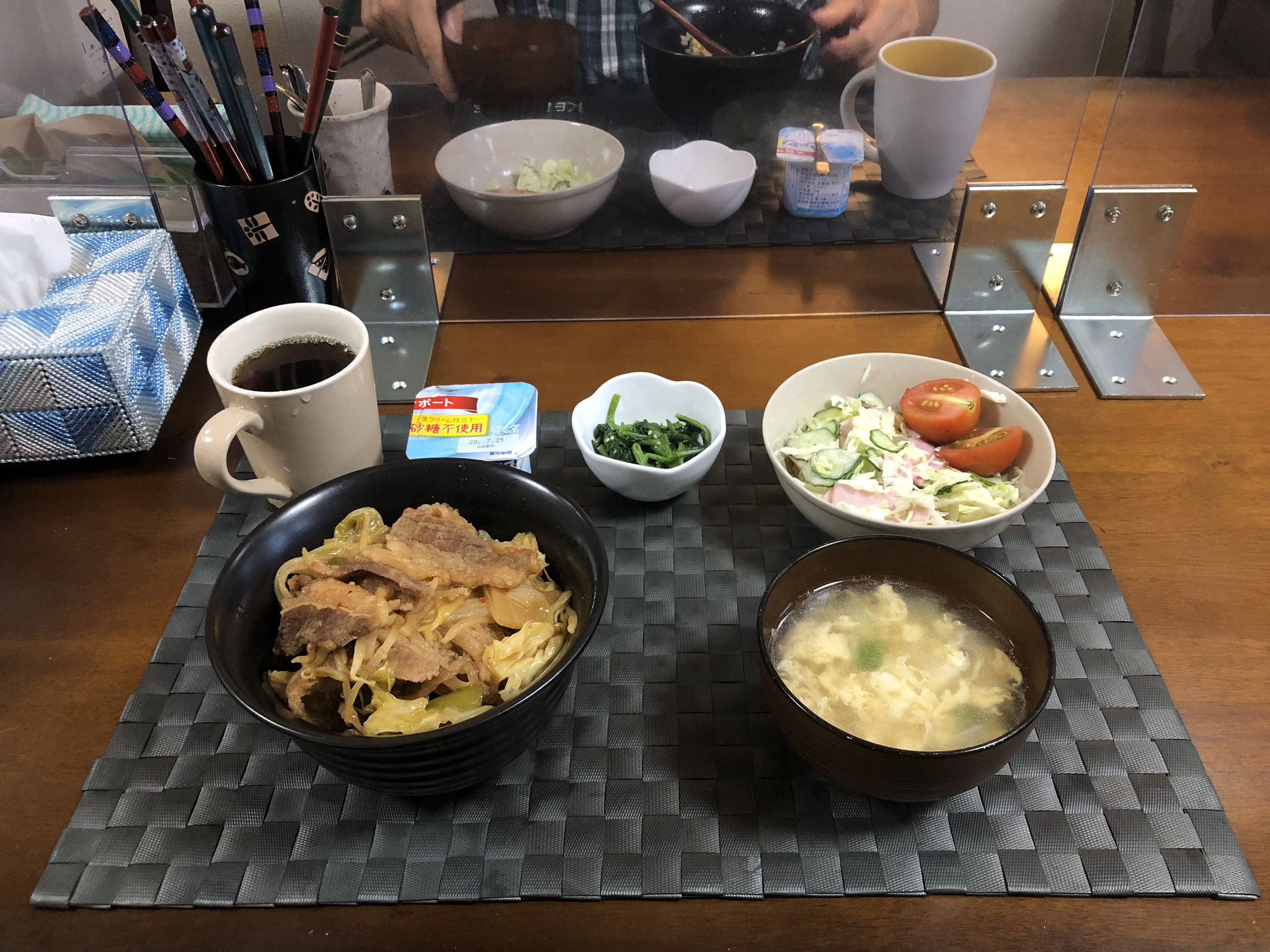 7月19日日曜日、Ohana夕食「野菜たっぷりカルビ丼（キャベツ、もやし、ピーマン、玉ねぎ）、サラダ（キャベツ、ハム、きゅうり、プチトマト）、玉子スープ、ヨーグルト」