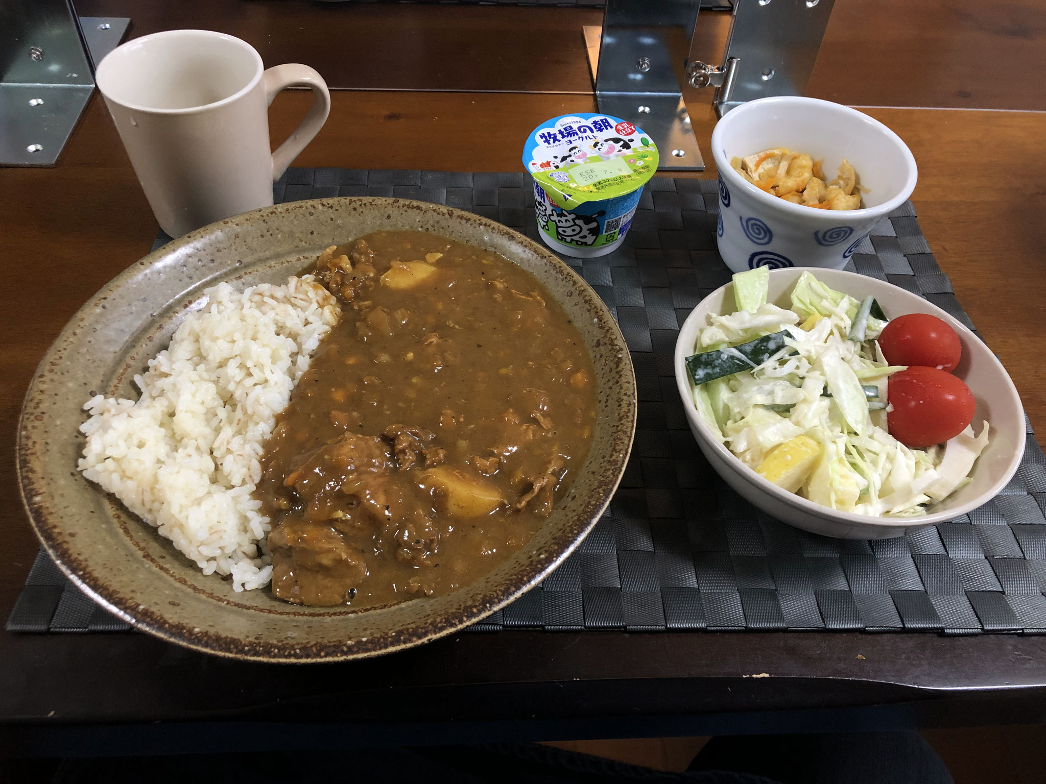 6月28日日曜日、Ohana朝食「カレーライス、サラダ（キャベツ、キュウリ、プチトマト、リンゴ）、切り干し大根、ヨーグルト」