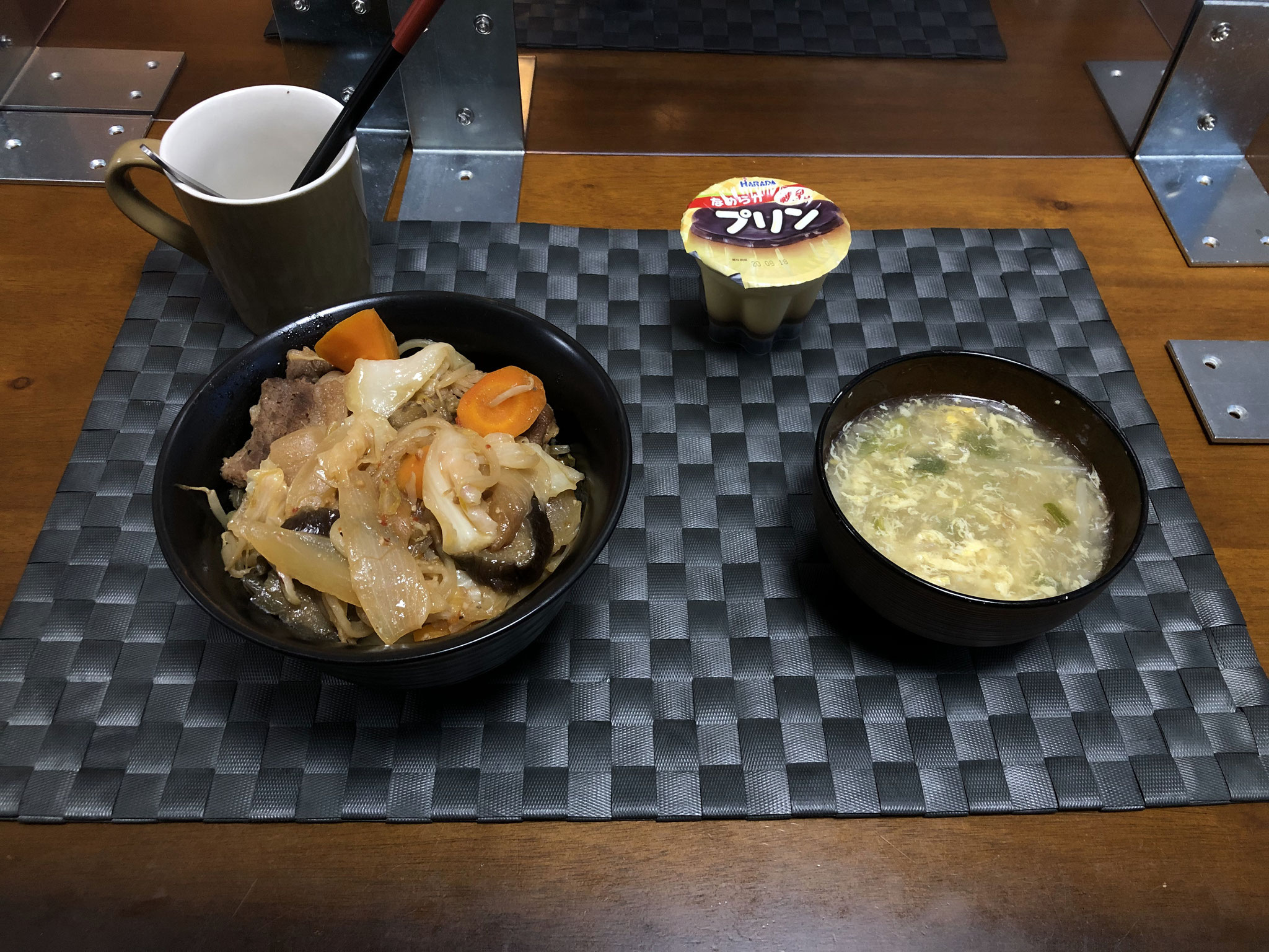 8月7日金曜日、Ohana夕食「野菜たっぷりカルビ丼（キャベツ、もやし、玉ねぎ、ねぎ、ナス、人参）、あんかけもやし玉子スープ、プリン」