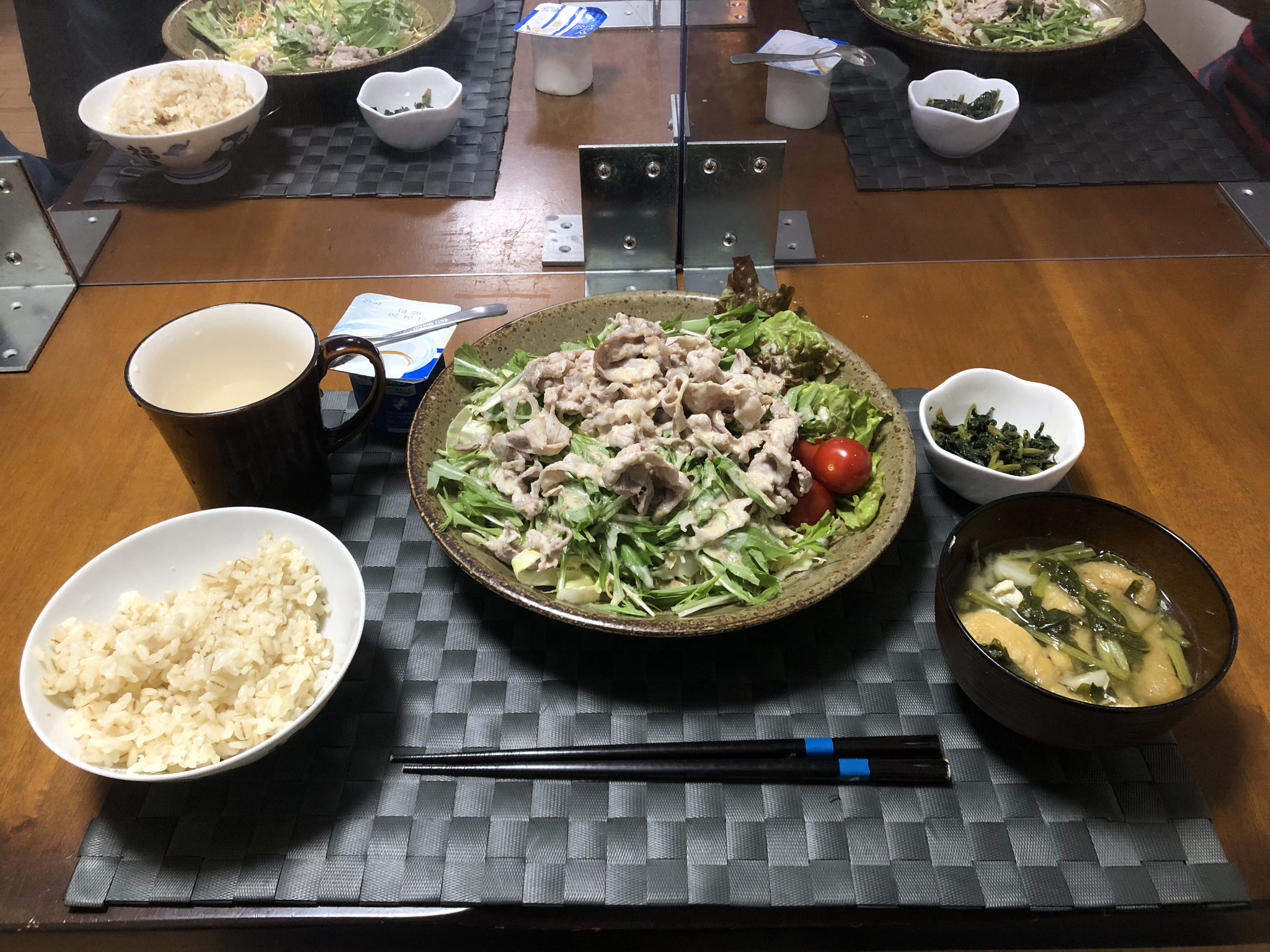 3月25日木曜日、Ohana夕食「パリパリ麺のサラダ（キャベツ、水菜、サニーレタス、ゆで豚肉、プチトマト）、大根の葉炒め（ごはんのお供）、みそ汁（カブの葉、油揚げ）、ヨーグルト」