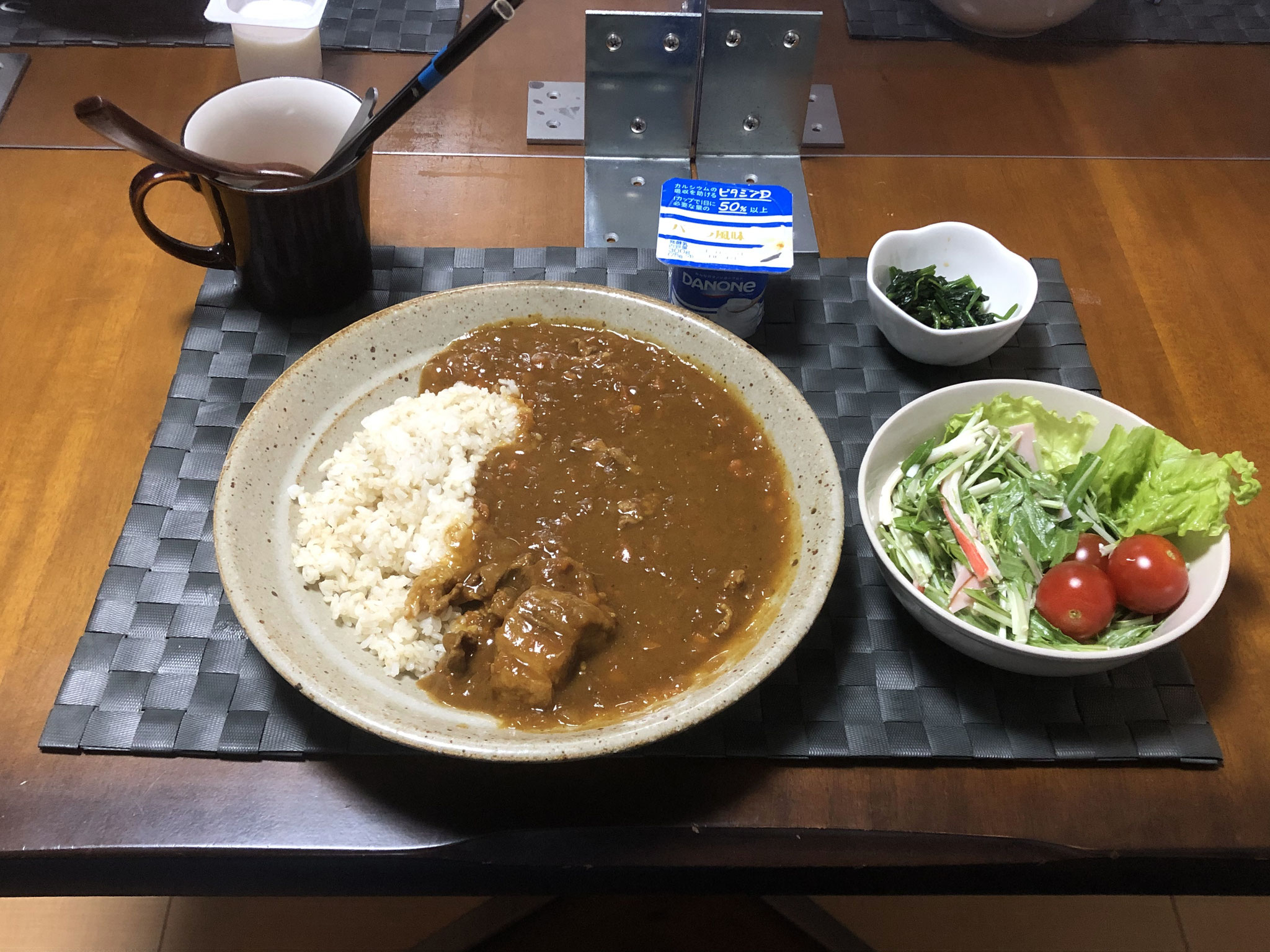 3月4日木曜日、Ohana夕食「カレーライス、水菜とハムとカニカマのマヨじょうゆサラダ、プチトマト、サニーレタス、ほうれん草の胡麻和え、ヨーグルト」