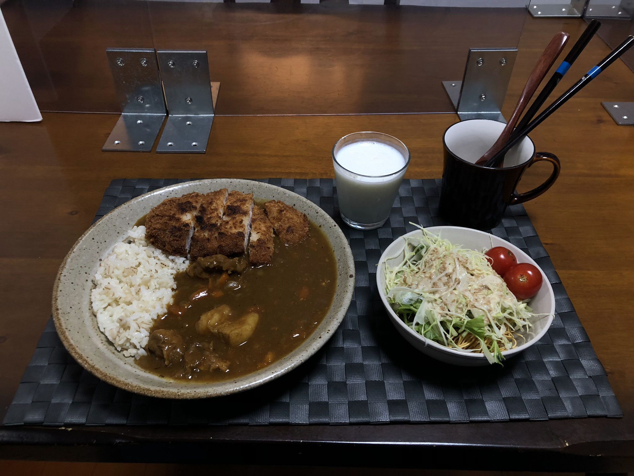 11月1日日曜日、Ohana夕食「カレーライス、パリパリ麺のサラダ（皿うどんの麺、水菜、キャベツ、プチトマト）、ラッシー」