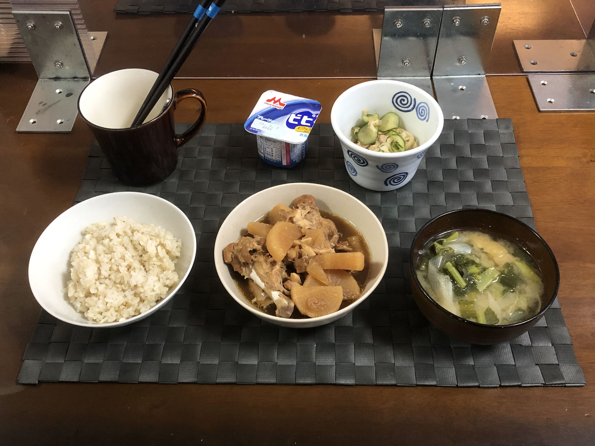 3月1日月曜日、Ohana朝食「鶏と大根のさっぱり煮、みそ汁（大根の葉、油揚げ、ねぎ）、切り干し大根ときゅうりとツナの酢の物、ヨーグルト」