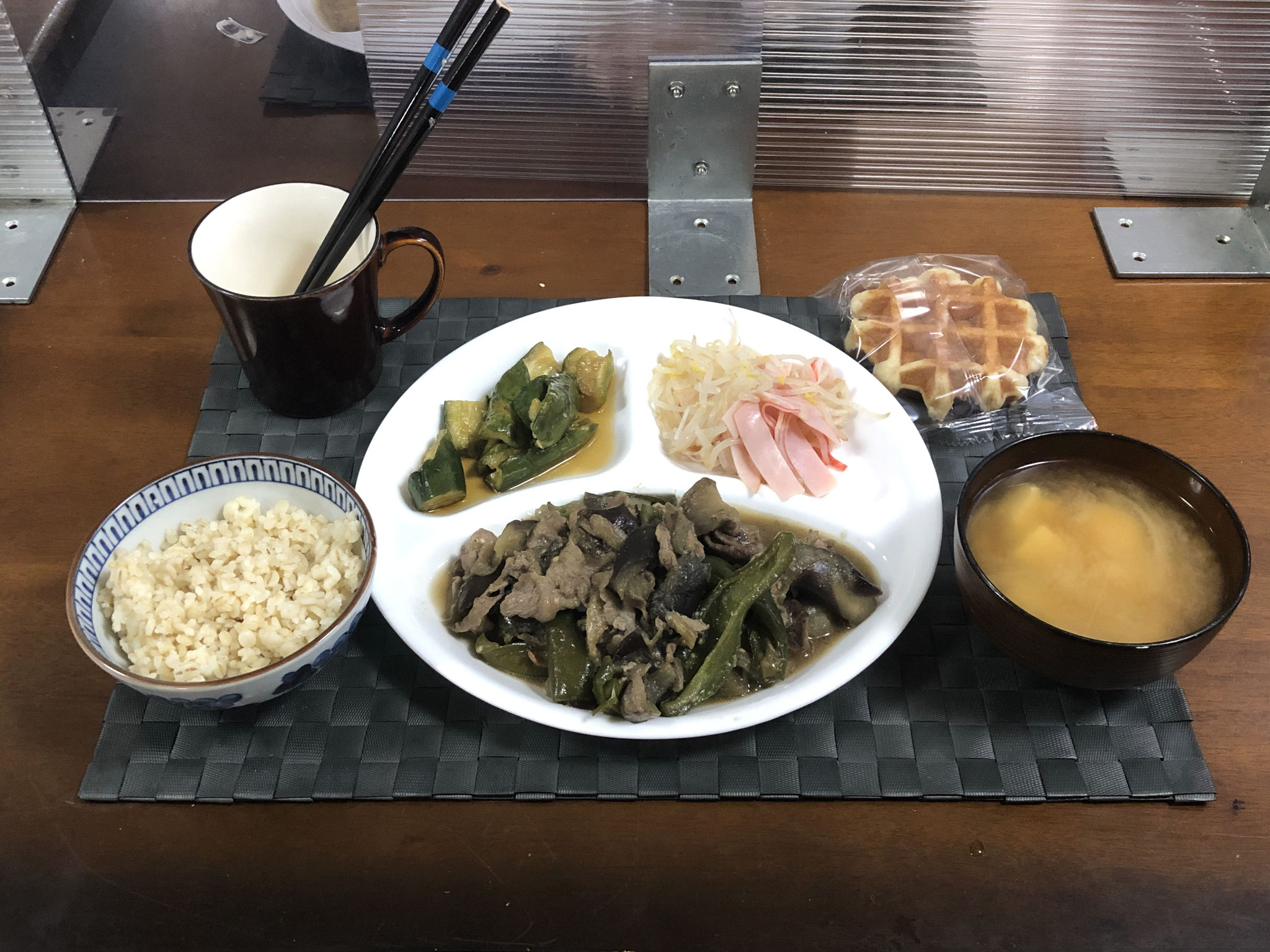 7月18日日曜日、Ohana夕食「ナスミソ炒め（豚肉とピーマン入り）、漬け物（きゅうり）、もやしとハムのカンタン酢漬け、みそ汁（とうふ、玉ねぎ）、ワッフル」