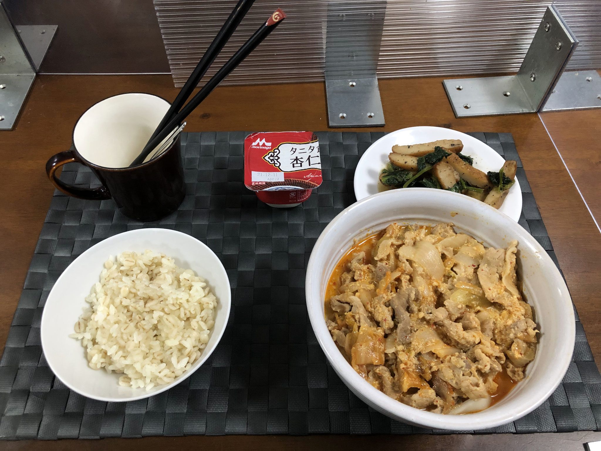 8月28日土曜日、Ohana夕食「豚キムチうどん、小松菜とさつま揚げの炒め煮、ごはん、杏仁豆腐」