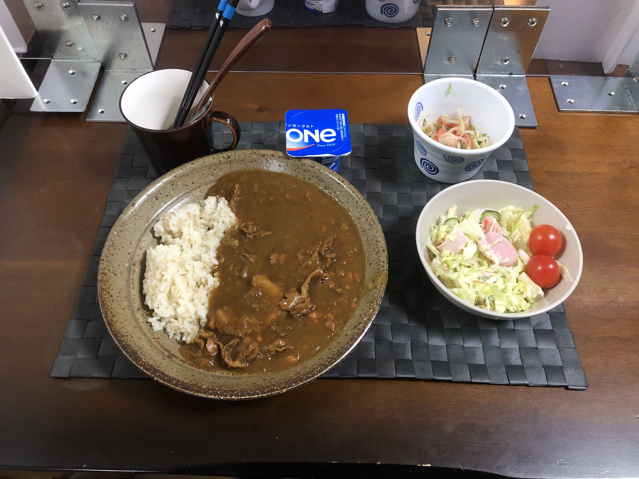 1月24日日曜日、Ohana夕食「カレーライス、サラダ（キャベツ、ハム、ソーセージ、カニカマ、パイン、プチトマト）、もやしときゅうりとハムのナムル、ヨーグルト」