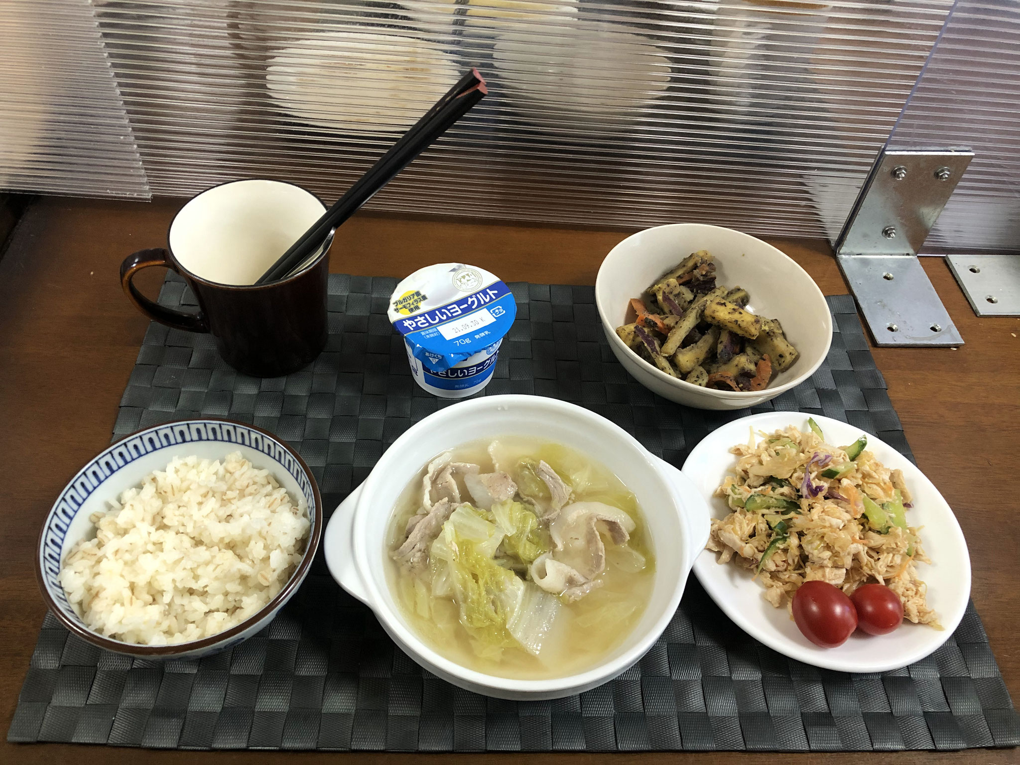 9月20日月曜日、Ohana朝食「キャベツときゅうりとササミのピリ辛サラダ、白菜と豚バラ肉のミルフィーユ、さつま芋のきんぴら、ヨーグルト」