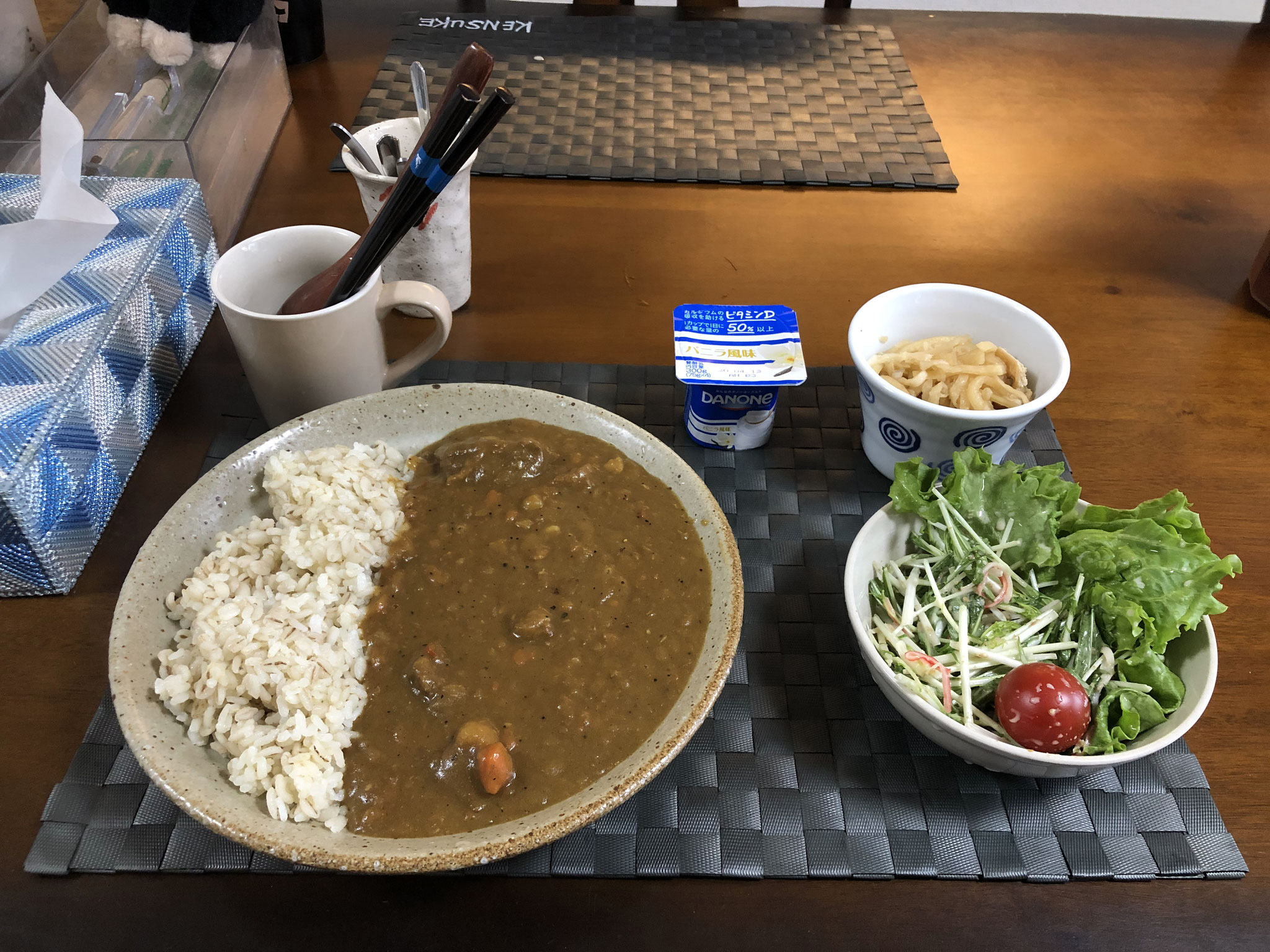 3月22日月曜日、Ohana朝食「カレーライス、サラダ（水菜、レタス、プチトマト）。切り干し大根、ヨーグルト」