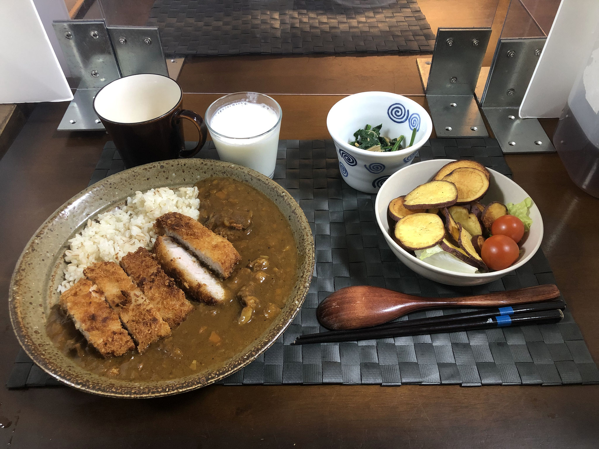 12月13日日曜日、Ohana夕食「カツカレーライス、生野菜（サニーレタス、プチトマト）、さつま芋チップス、ほうれん草となめ茸和え、ラッシー」