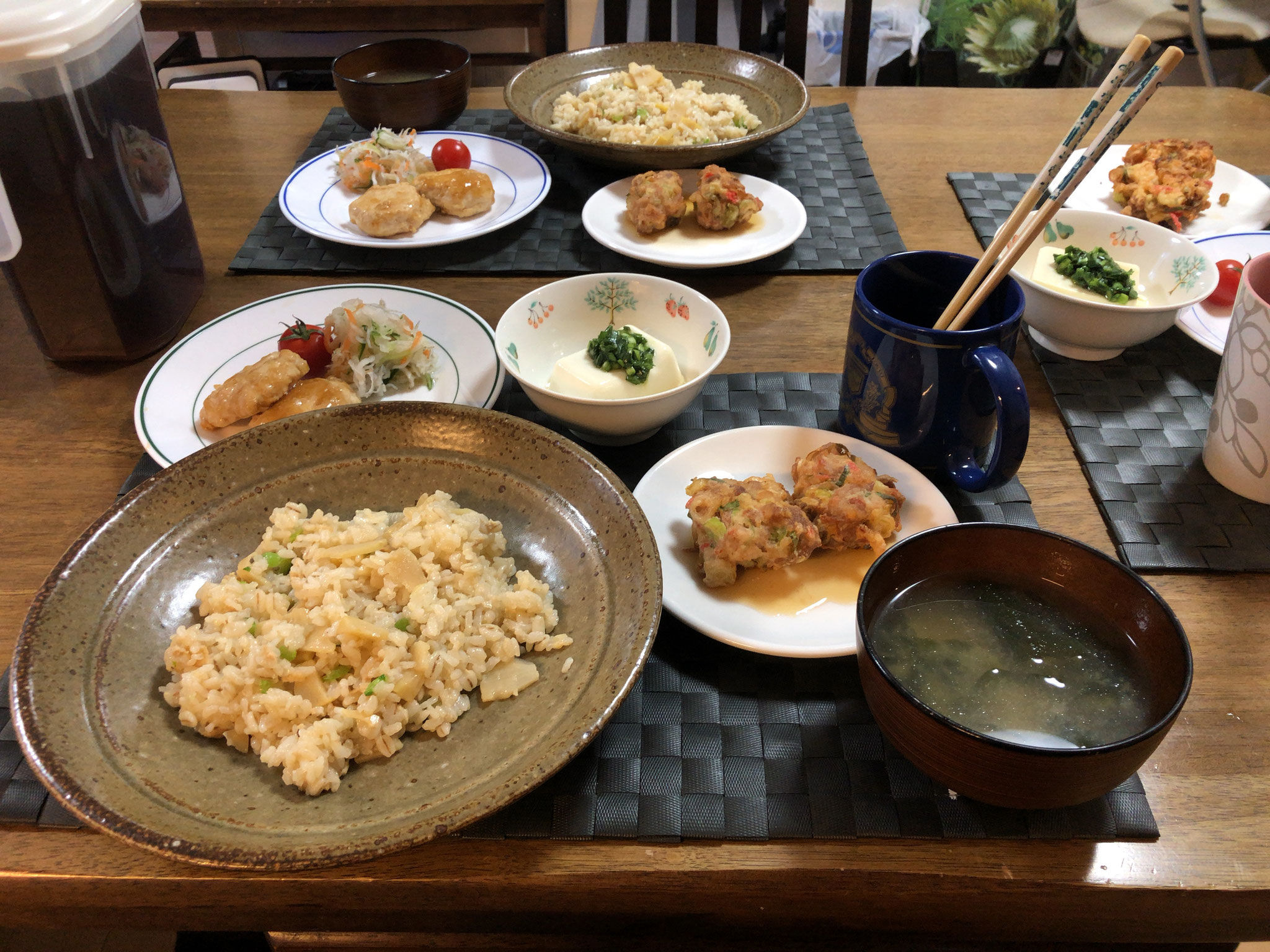 4月14日火曜日、Ohana夕食「たけのこご飯、みそ汁（とうふ、わかめ）、豚とねぎの天ぷら、鶏つくねの甘から煮、ニラの冷ややっこ、大根としらすのサラダ」