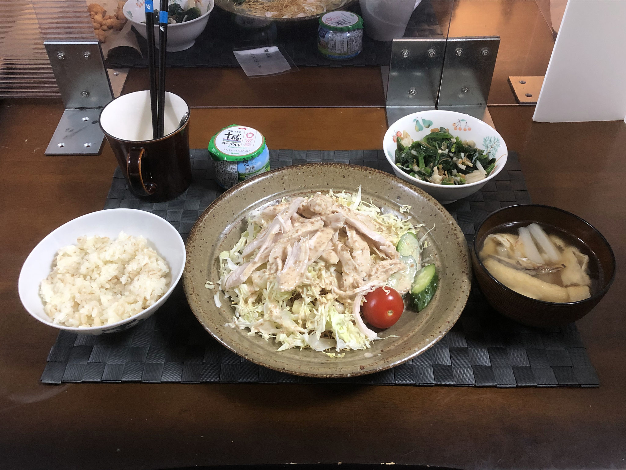 2月21日日曜日、Ohana夕食「酒蒸し鶏肉乗せパリパリ麺サラダ(キャベツ、きゅうり、プチトマト)、みそ汁（大根、油揚げ）、ほうれん草とえのきのなめ茸和え、ヨーグルト」