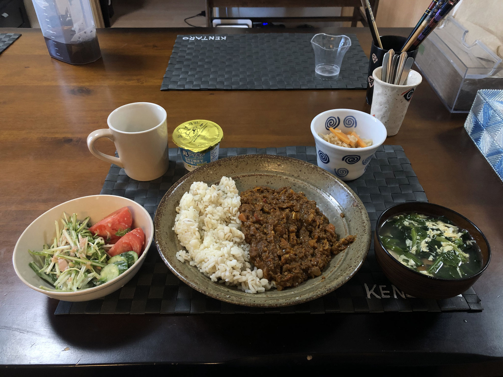 4月6日月曜日、Ohana朝食「キーマカレー、切り干し大根、たまごスープ（ほうれん草、ウインナー）、サラダ（水菜、トマト、ツナ、ヨーグルト」