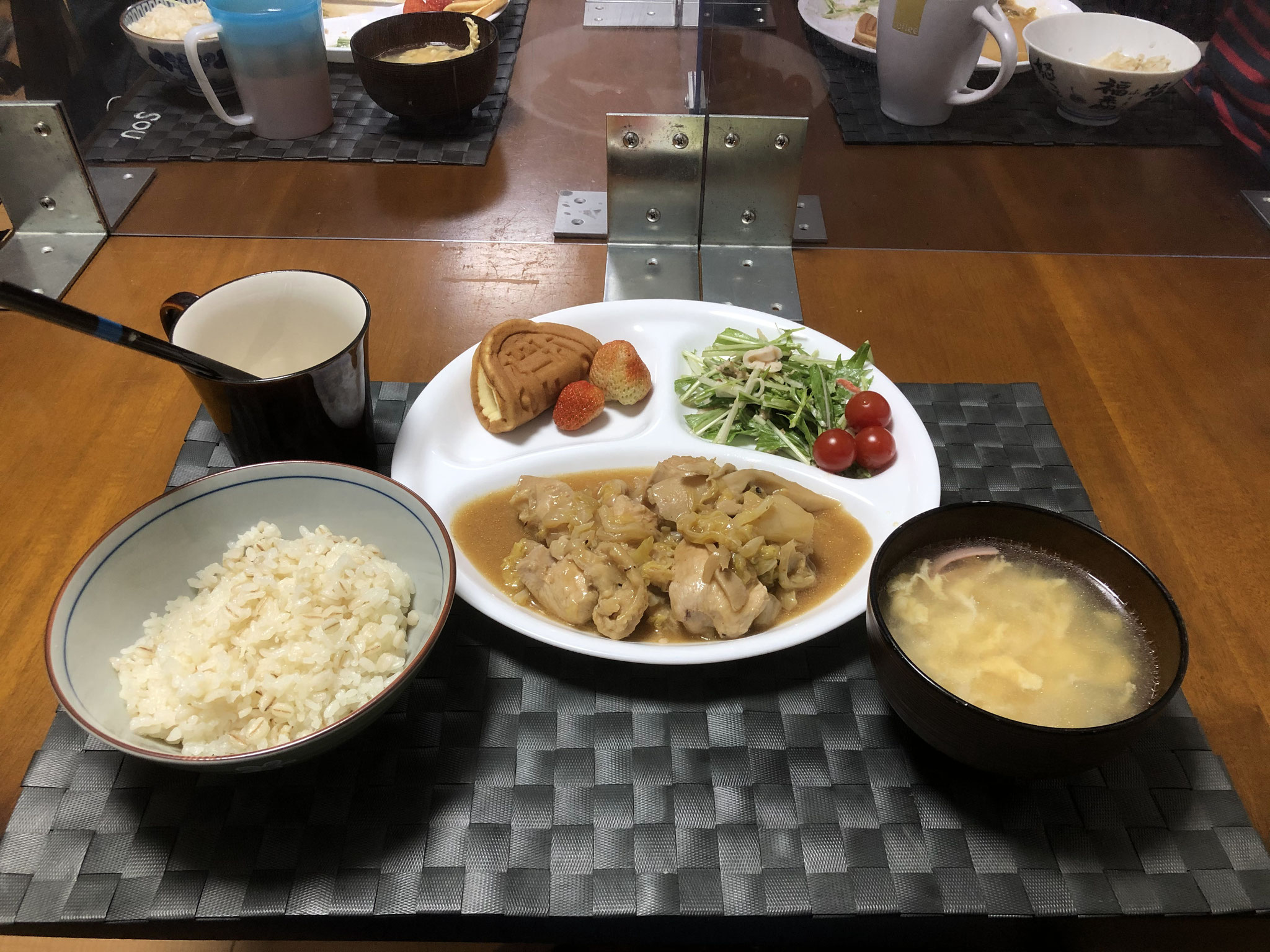 4月22日木曜日、Ohana夕食「むね肉とキャベツの中華炒め、中華たまごスープ、イチゴとワッフル」