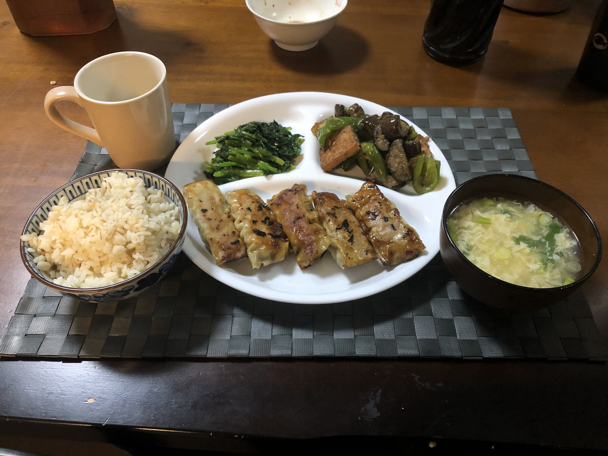 4月12日日曜日、Ohana夕食「餃子、ナスとピーマンと油揚げの味噌炒め、ほうれん草の胡麻和え、たまごスープ」