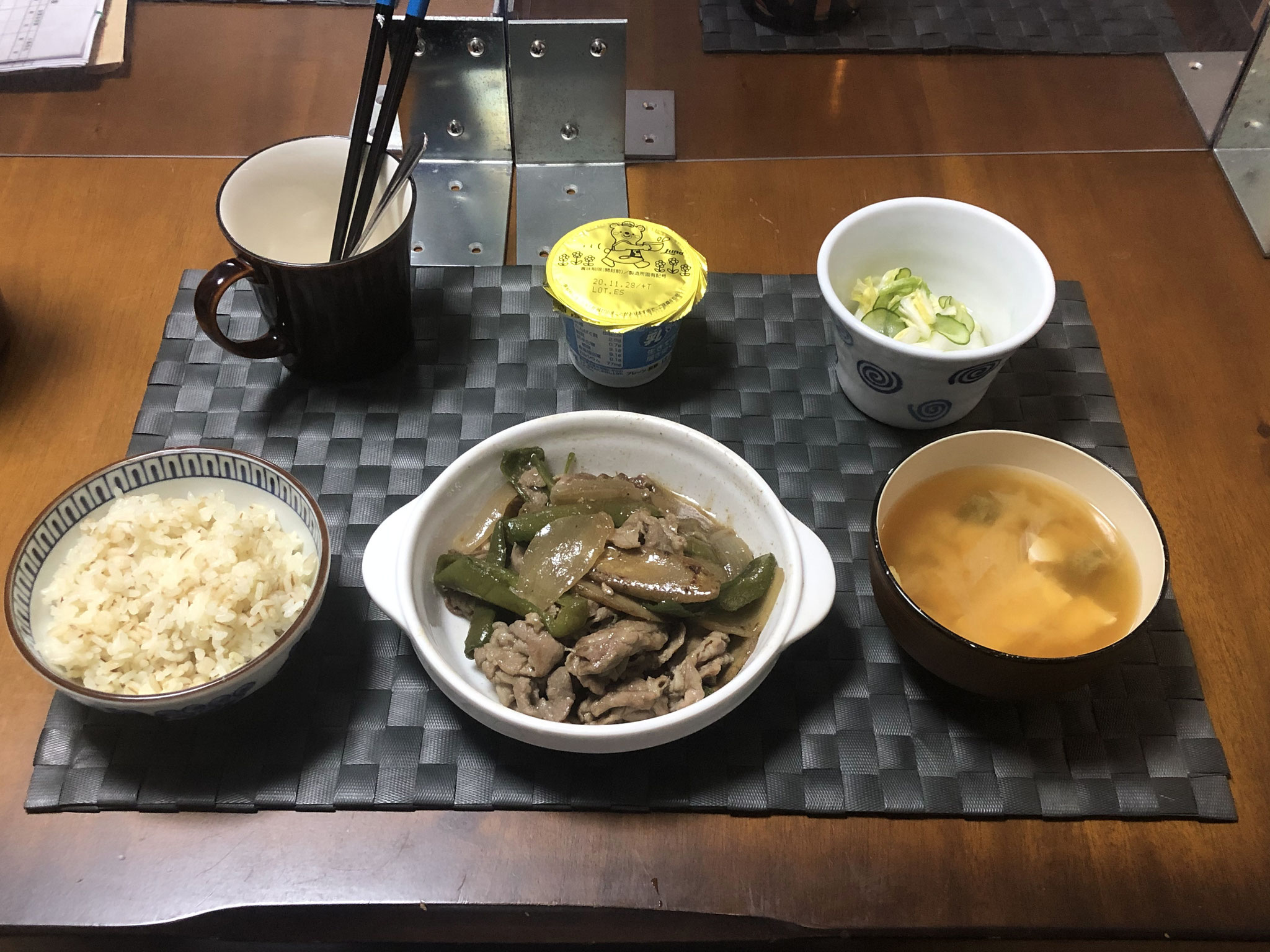 11月12日木曜日、Ohana夕食「豚肉とピーマンとごぼう炒め、みそ汁（ねぎ、とうふ）、白菜ときゅうりの酢の物、ヨーグルト」