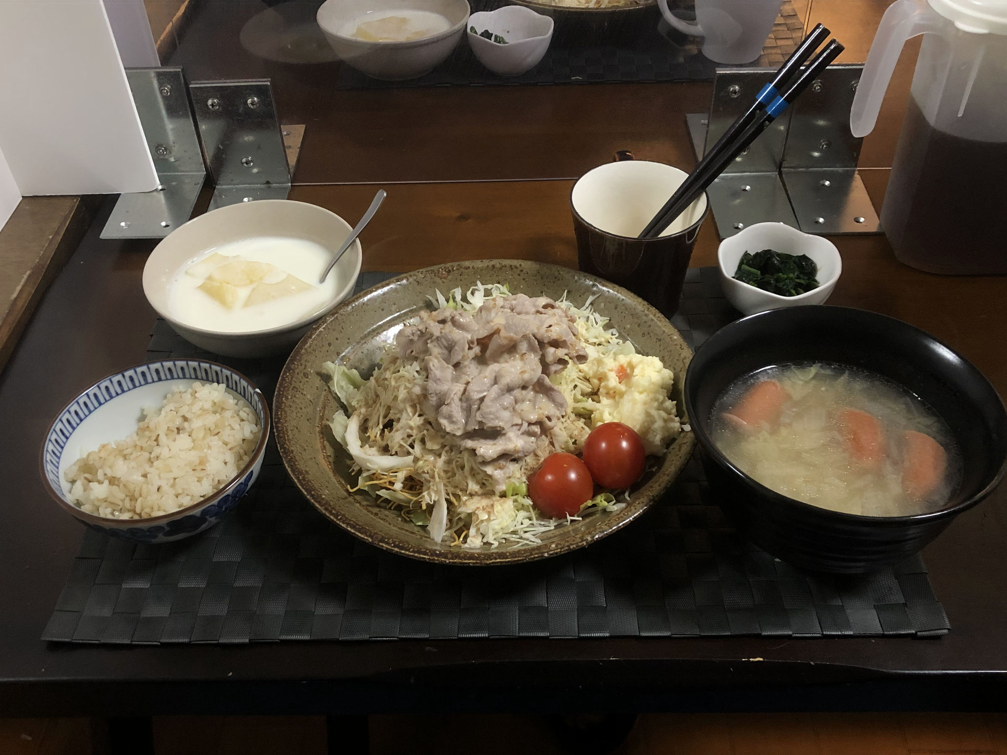 11月22日日曜日、Ohana夕食「パリパリサラダとポテトサラダ添え（皿うどんの麺、レタス、キャベツ、豚肉、プチトマト）、ウインナーと玉ねぎと白菜入り中華スープ、ほうれん草の胡麻和え、パイン入りヨーグルト」