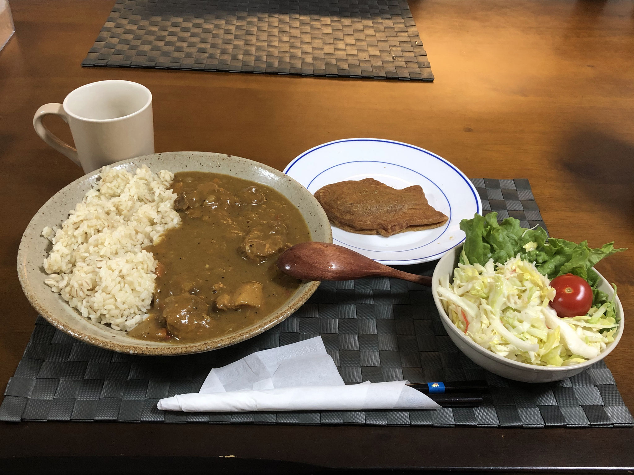 3月22日日曜日、Ohana夕食「カレーライス、サラダ（キャベツ、レタス、プチトマト）、たい焼き」