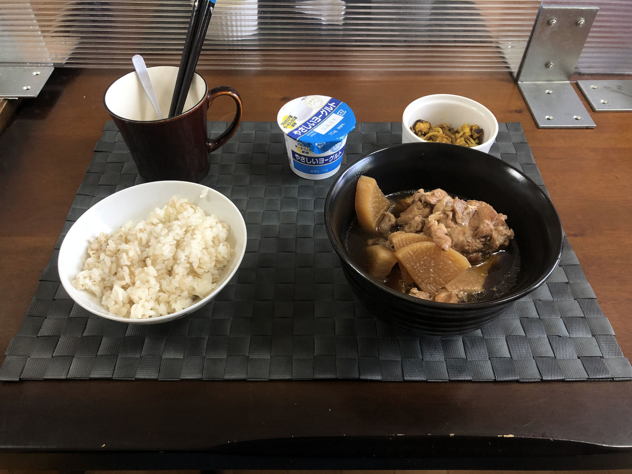 5月24日月曜日、Ohana朝食「鶏肉と大根のさっぱり煮、もやしと油揚げのカレー酢和え、ヨーグルト」