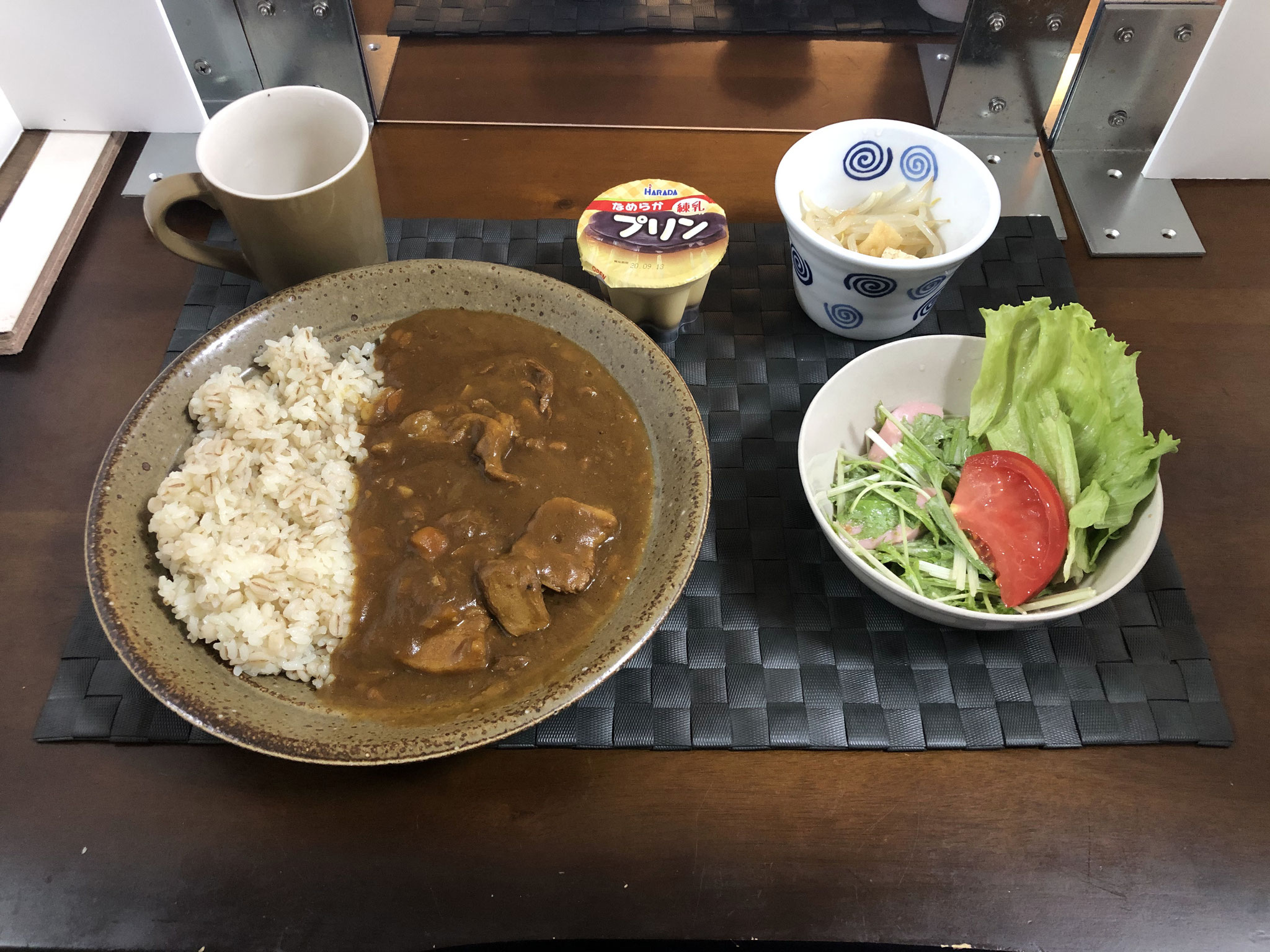 8月31日月曜日、Ohana朝食「カレーライス、サラダ（水菜、トマト、ソーセージ、レタス）、もやしのナムル、プリン」