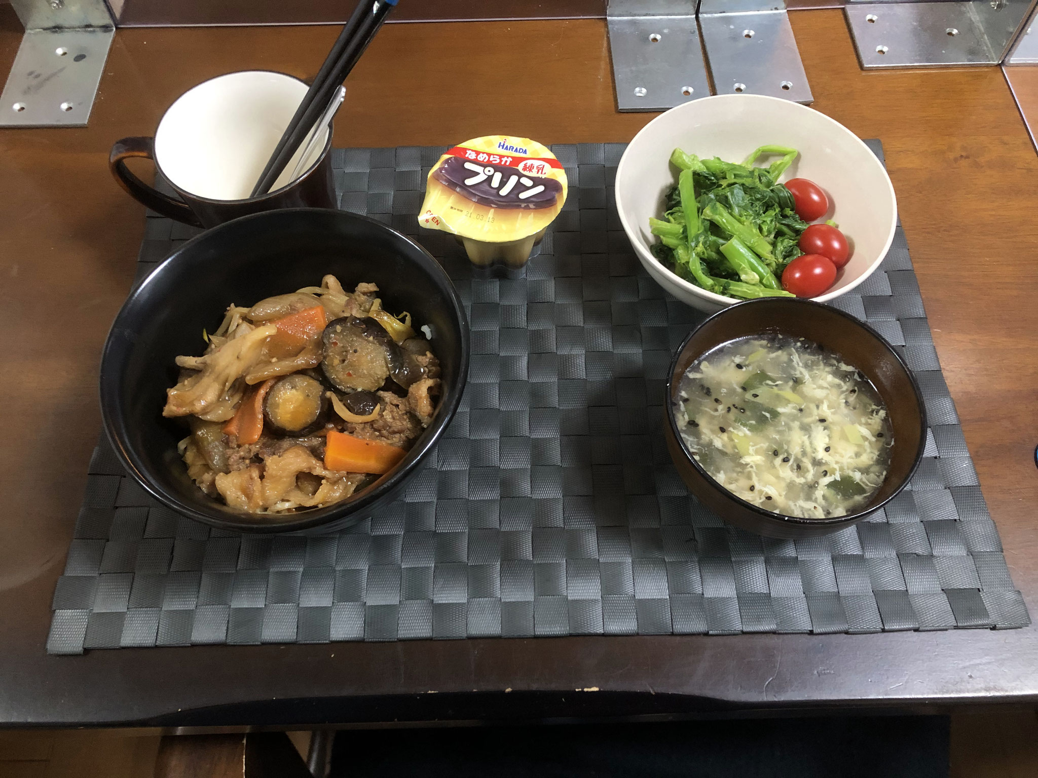 2月28日日曜日、Ohana夕食「野菜たっぷりのカルビ丼（玉ねぎ、人参、茄子、もやし、ねぎ）、菜の花のマヨ醤油和え、プチトマト、、たまごスープ、プリン」