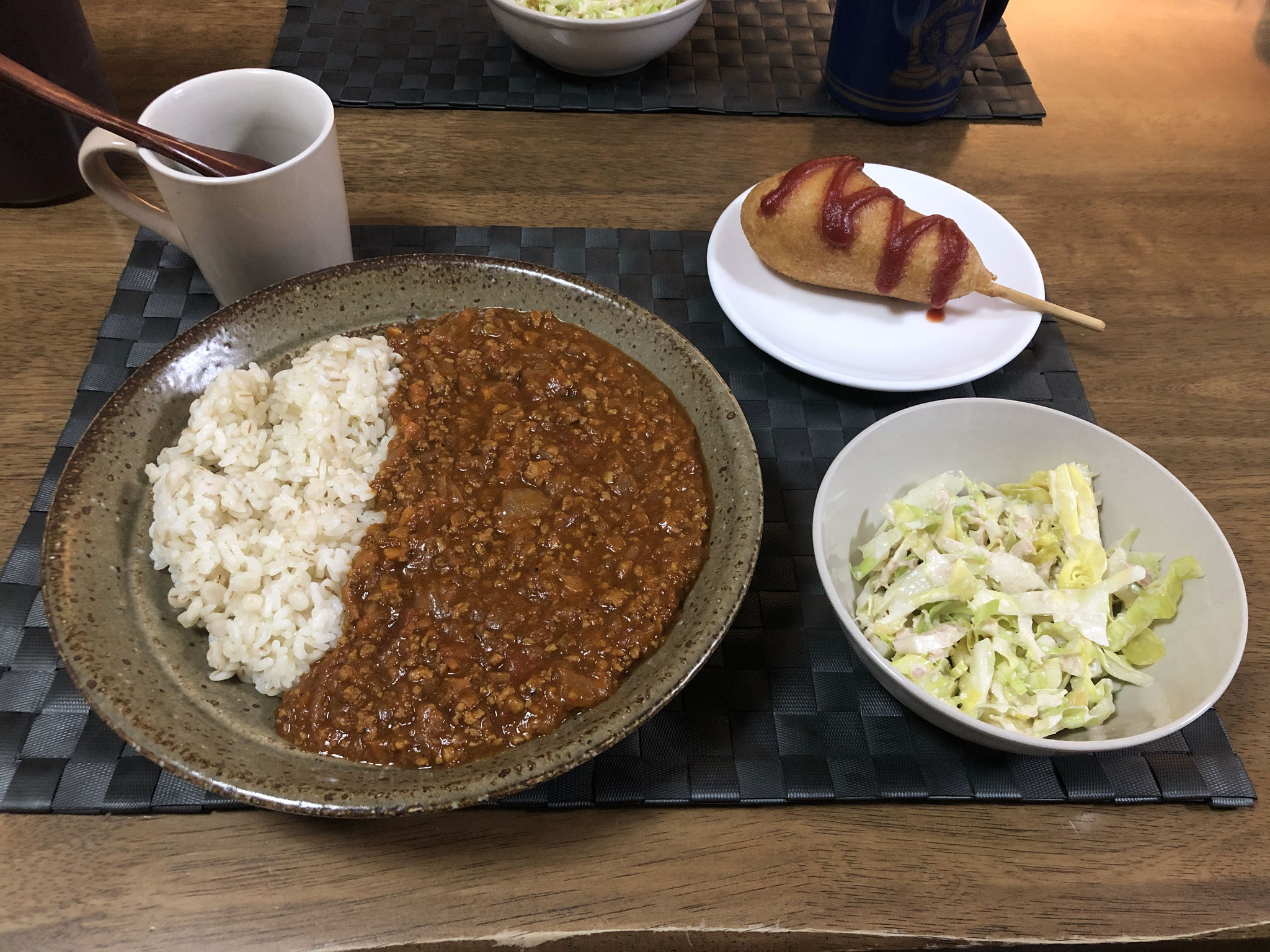 5月8日金曜日、Ohana夕食「キーマカレー、サラダ（キャベツ、ツナ）、アメリカンドッグ」