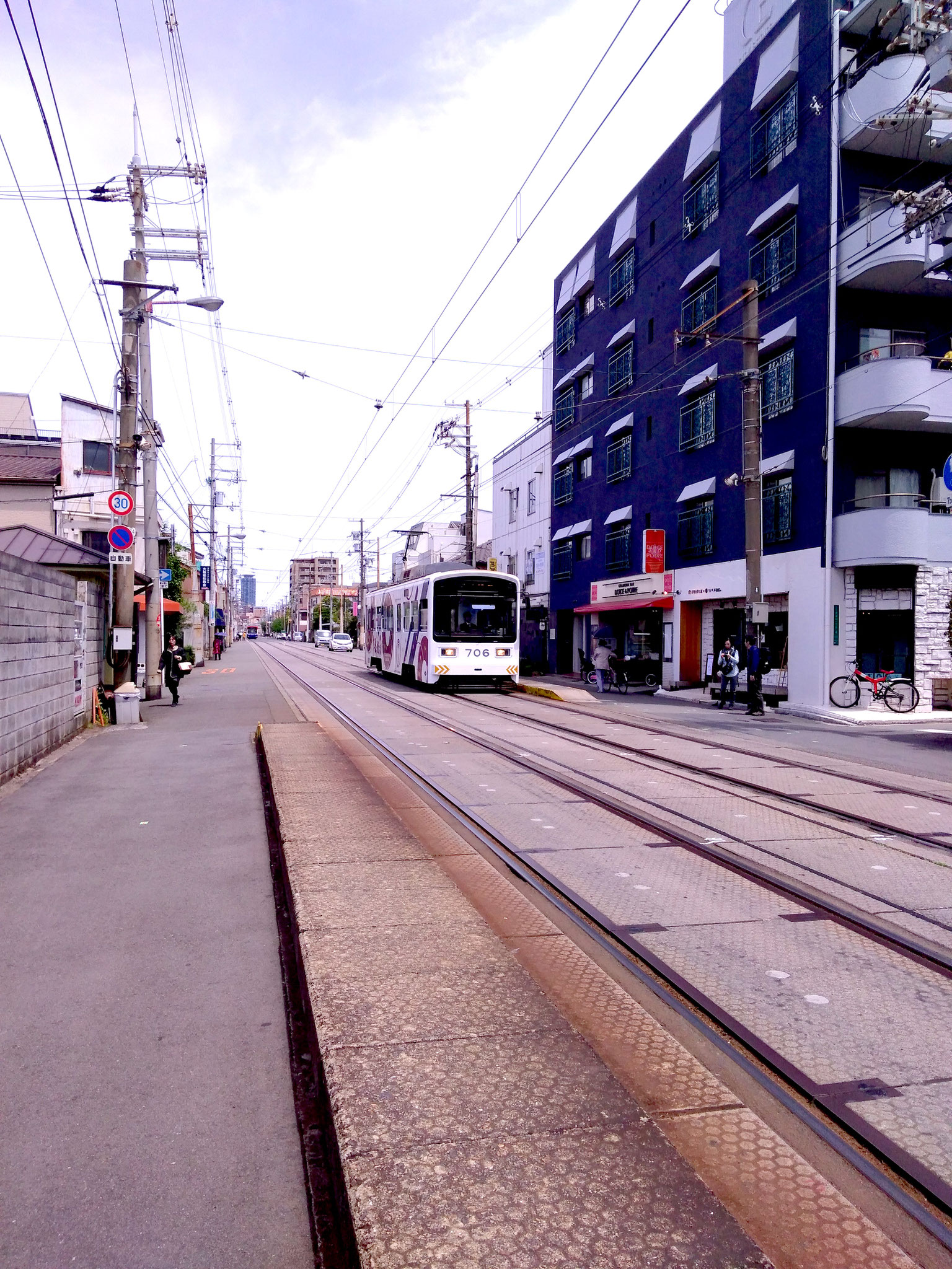 駅に電車が到着　おりたら左へ