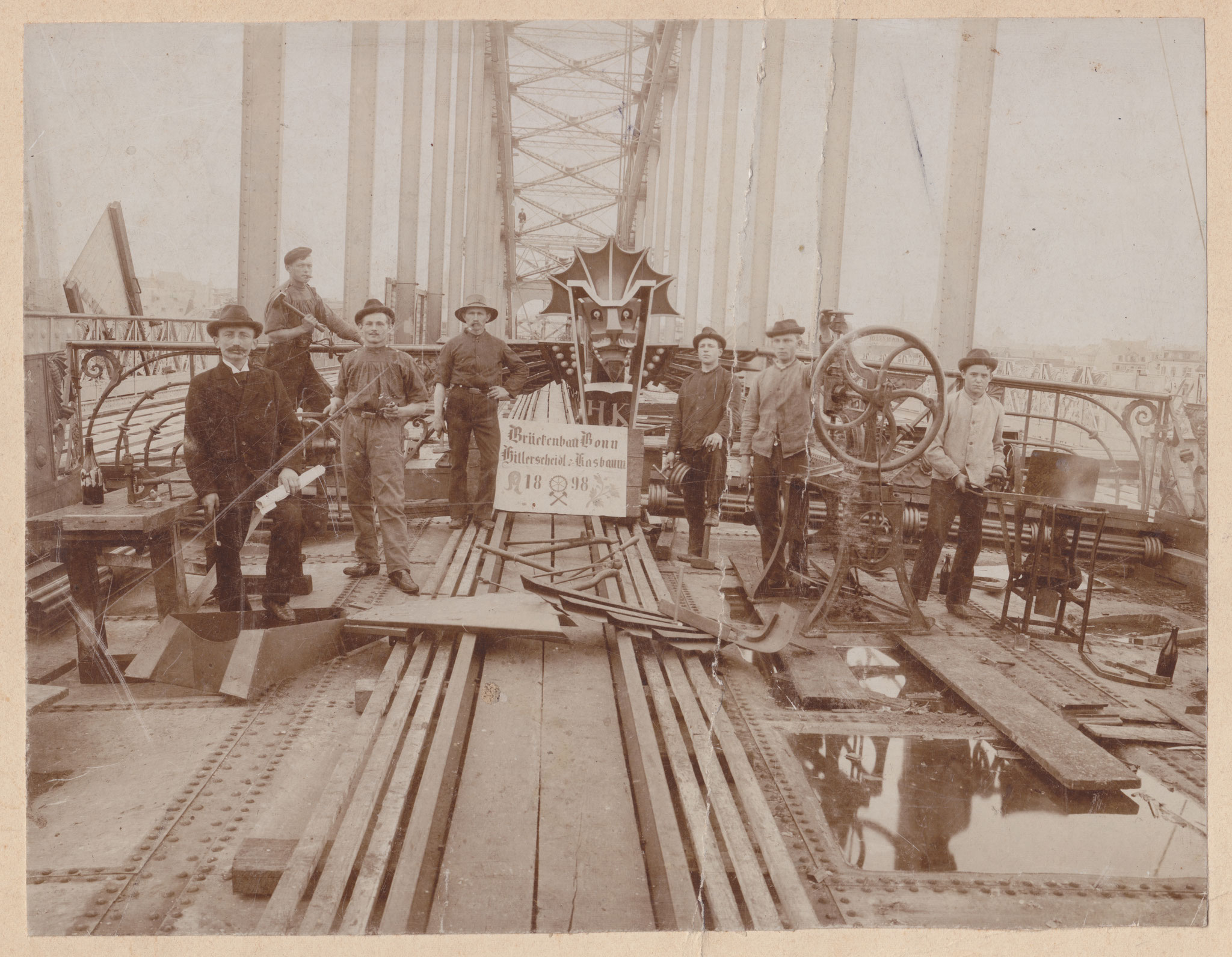 Blick von der Bonner Seite auf das neu errichtete Brücken-Portal, wo 1898 der Bonner Löwe angebracht wird