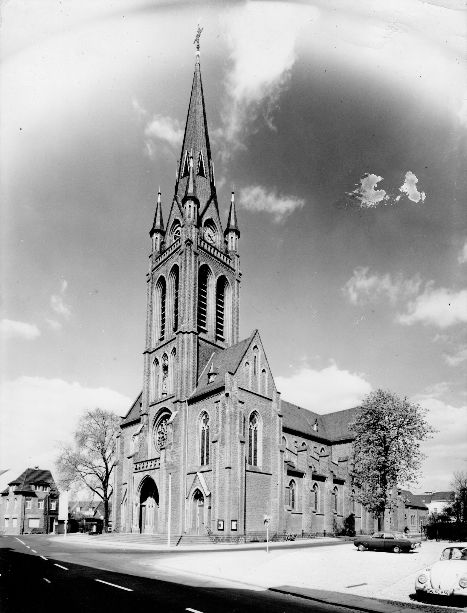 St. Josef Ende der 60er Jahre – der gegenüberliegende Parkplatz ist bereits geschaffen