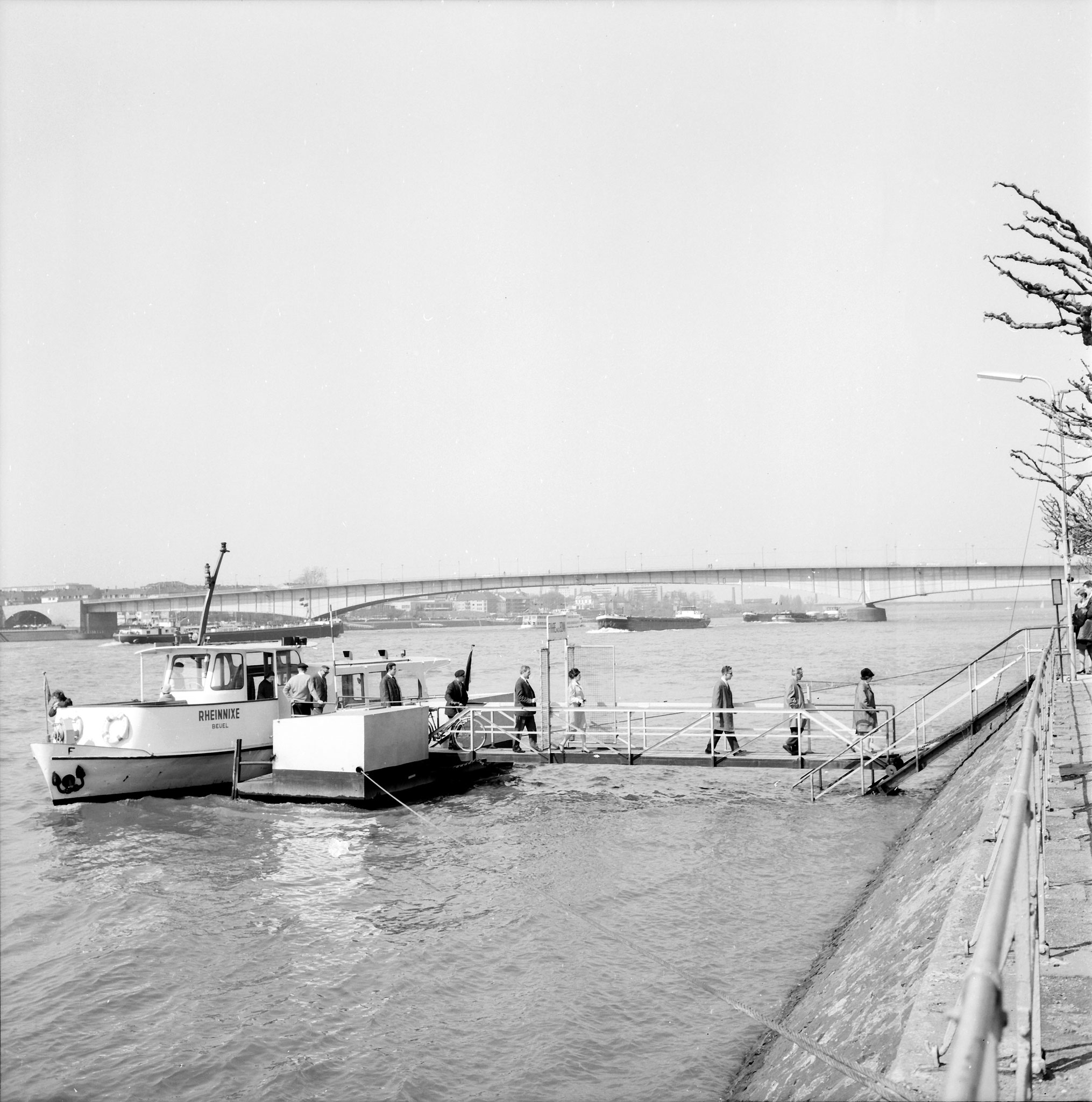 Die kleinere "Rheinnixe", frühere Fähre nach Bonn ca. 1958