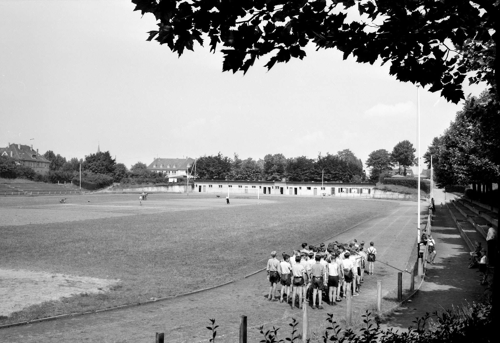 Sportunterricht im Beueler Stadion ca. 1960