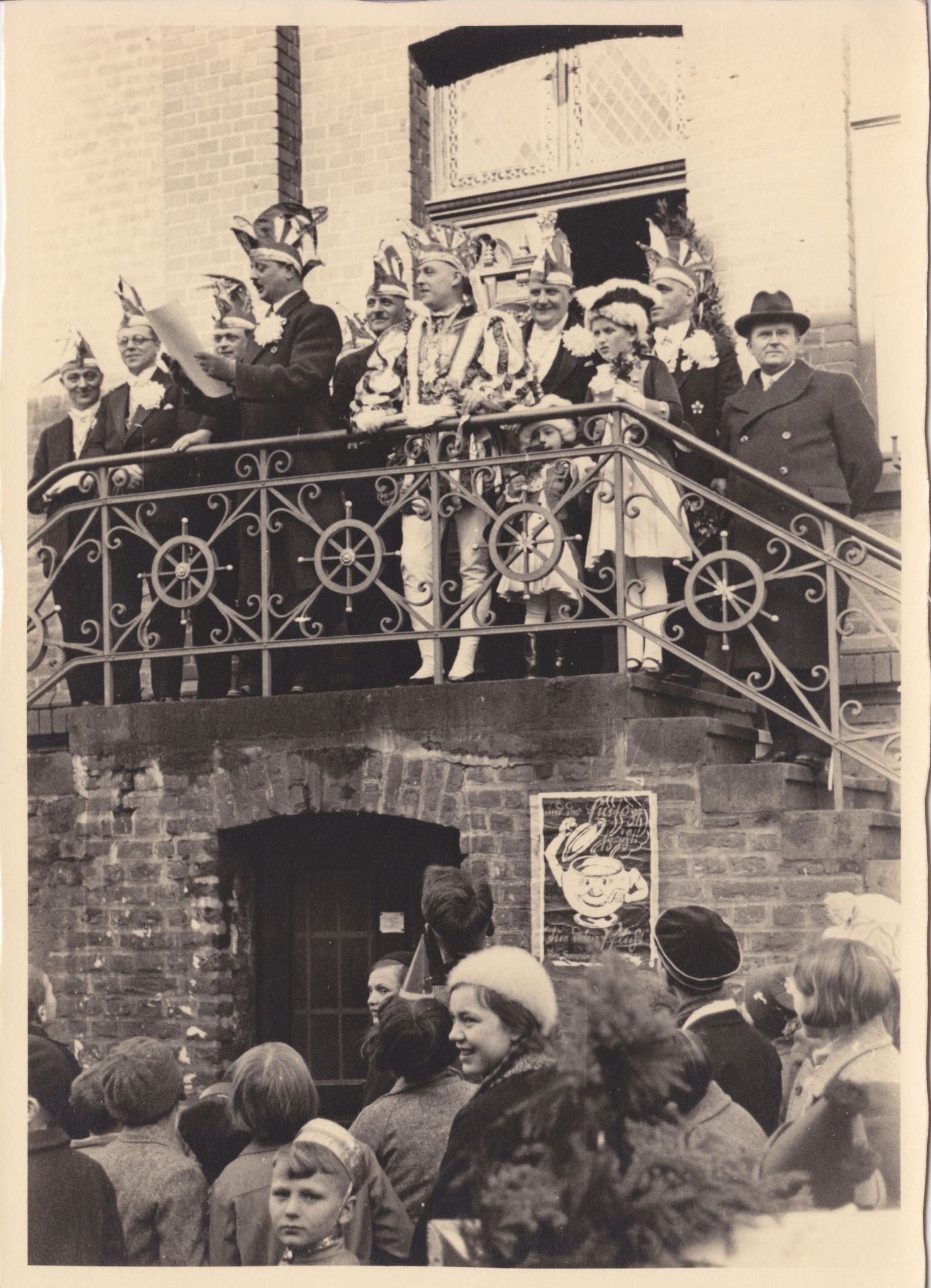 Närrisches Treiben auf der Rathaustreppe, Weiberfastnacht 1937