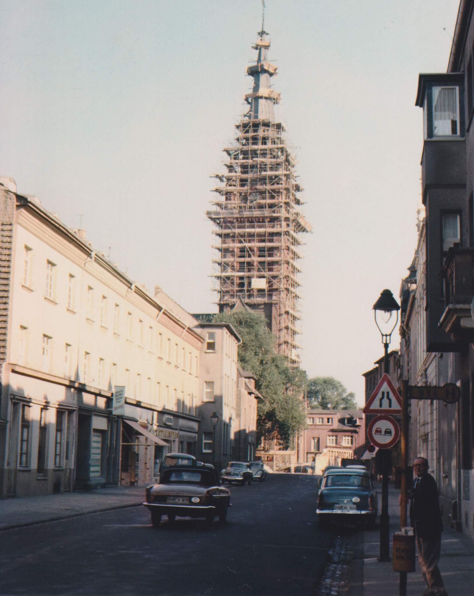 Der Turm der St. Josef Kirche mit Gerüst, Blick von der Hermannstraße ca. 1960