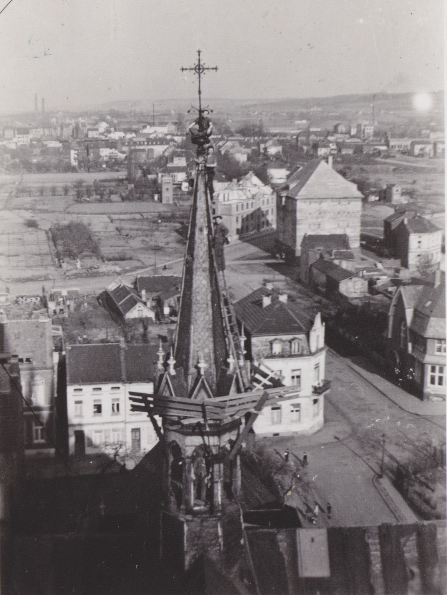 Reparatur am Dach von St. Josef ca. 1944