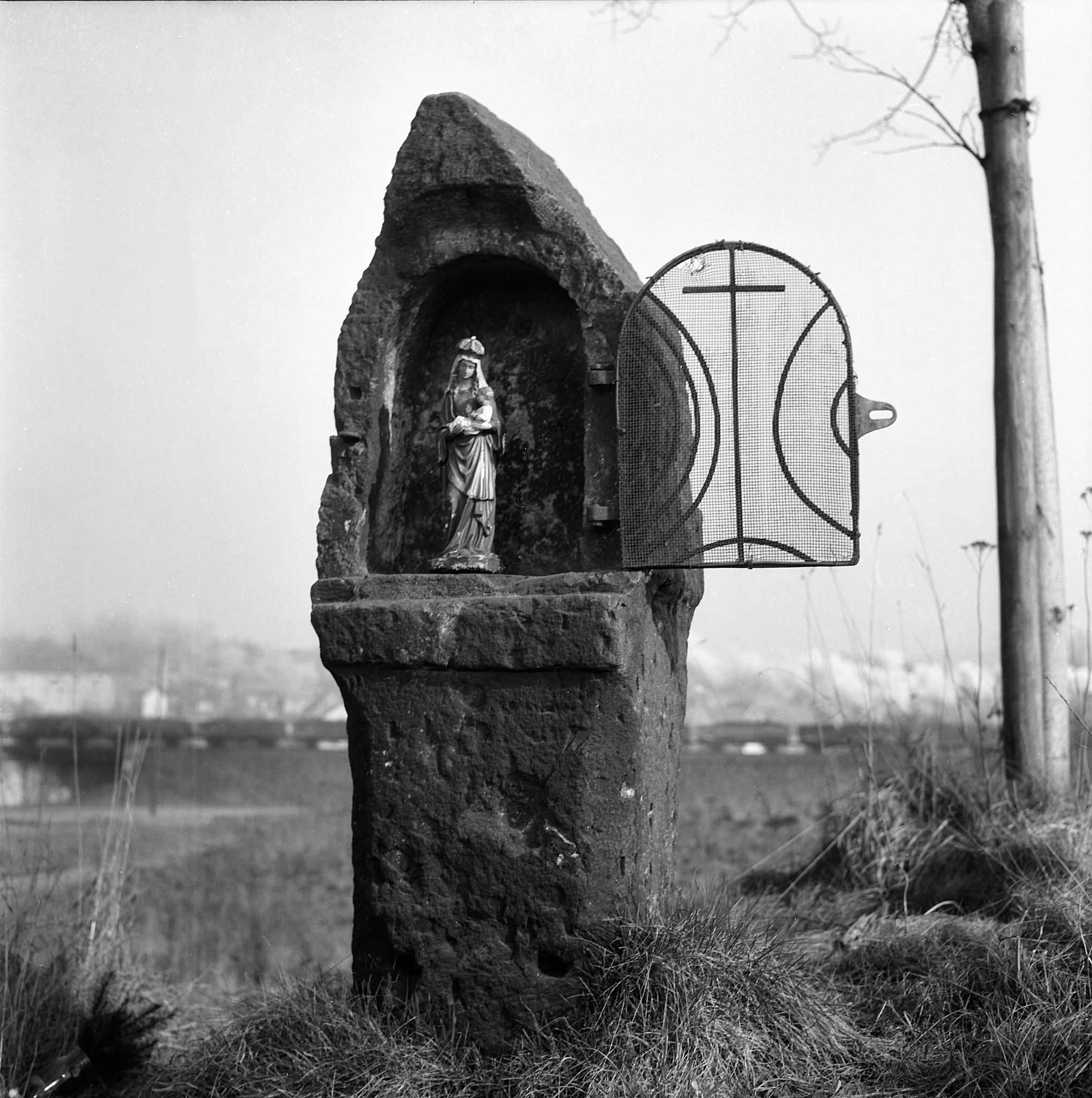 Das Wegekreuz an der Ecke Kreuzherrenstraße (Wasserwerkstraße) und Limpericher Straße vor dem Bau der Heilig Kreuz Kirche