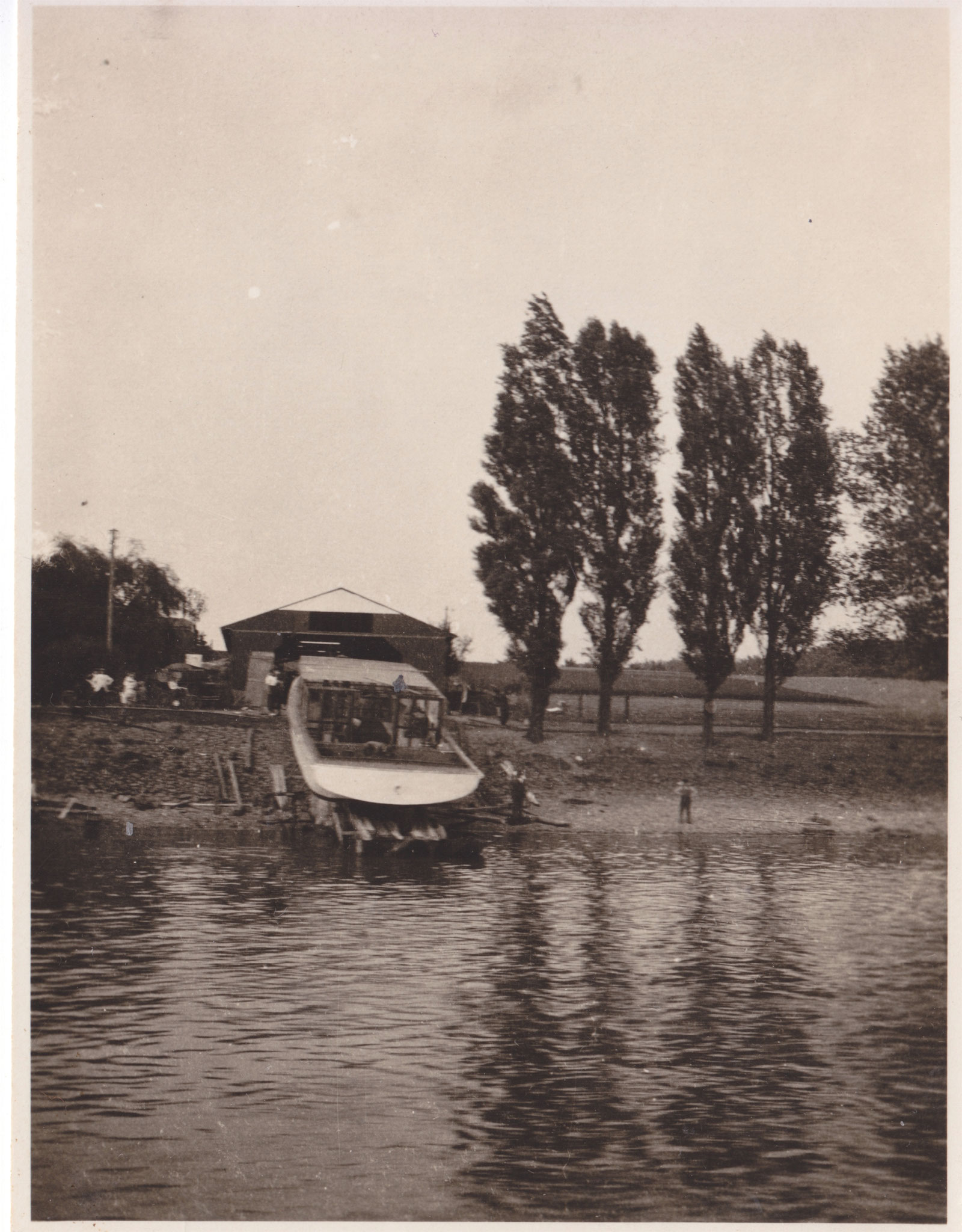 Stapellauf auf Schienen in den Rhein, die heute noch liegen