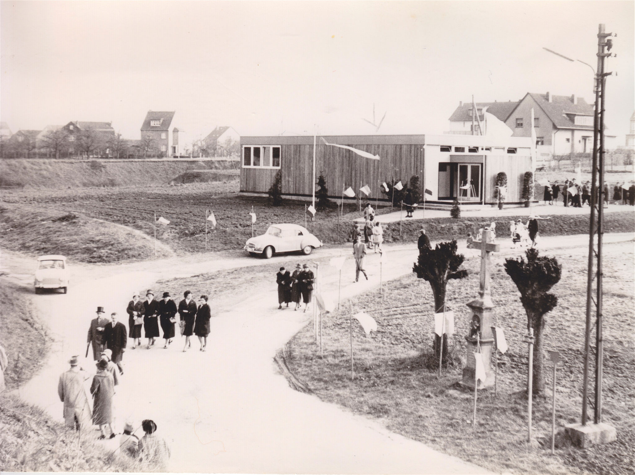 Genau oberhalb des Durchgangs in Richtung Beuel Süd wird in den 60ern die Notkirche Heilig Kreuz errichtet. Hier der Gang der sonntäglichen Kirchenbesucher zurück nach Limperich.