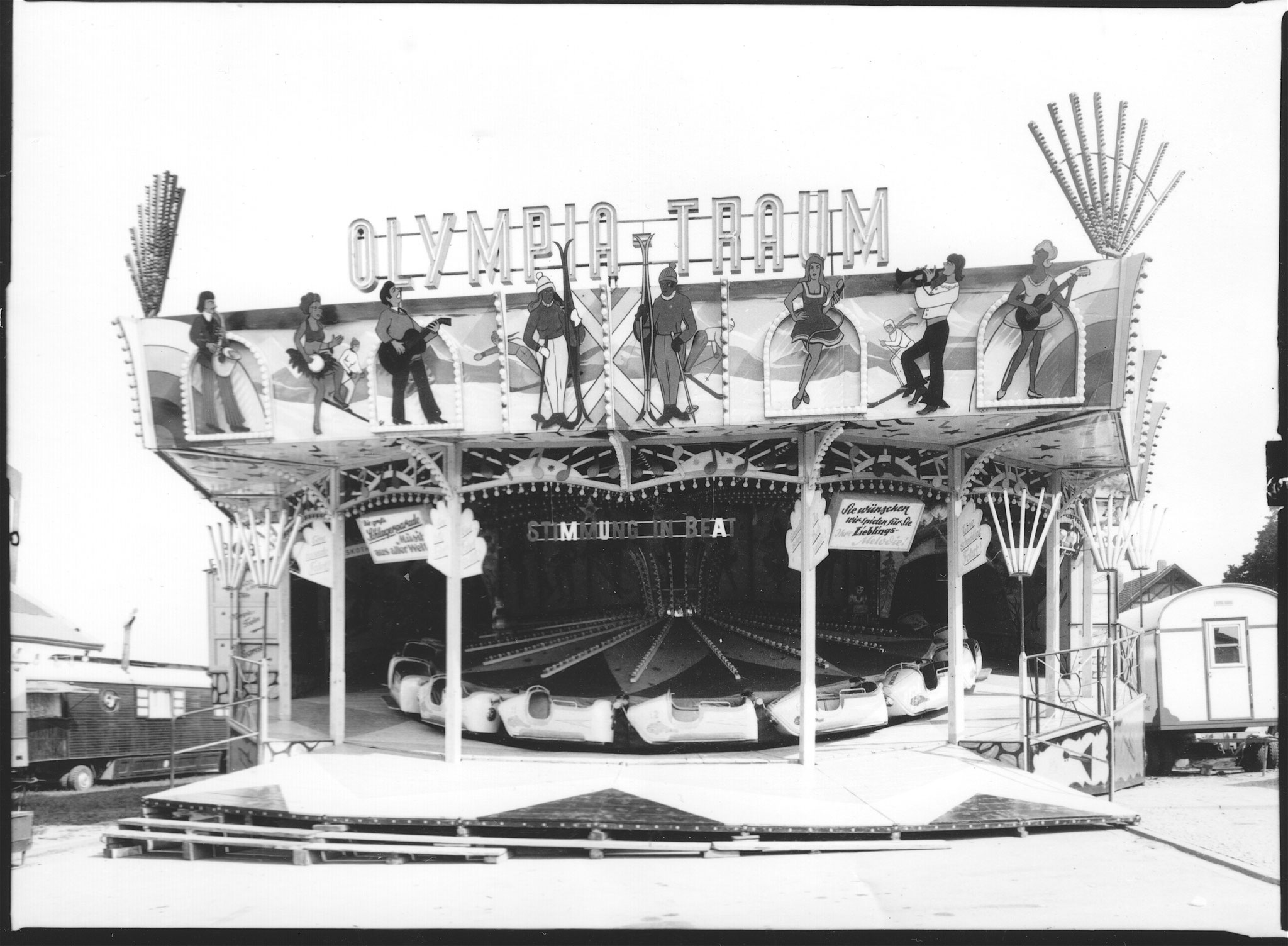 Karussel mit Musikangebot auf der Beueler Kirmes 60er Jahre