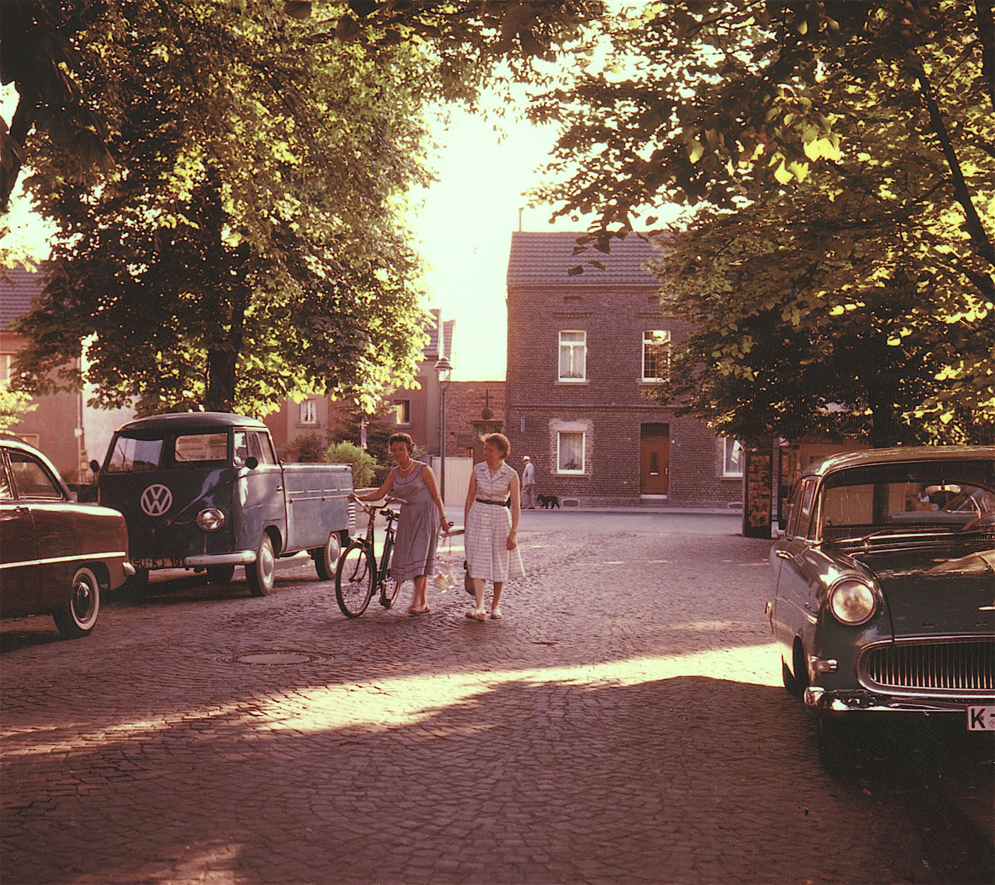 Blick 1958 vom Eingang des Krankenhauses auf die quer verlaufende Hermannstraße