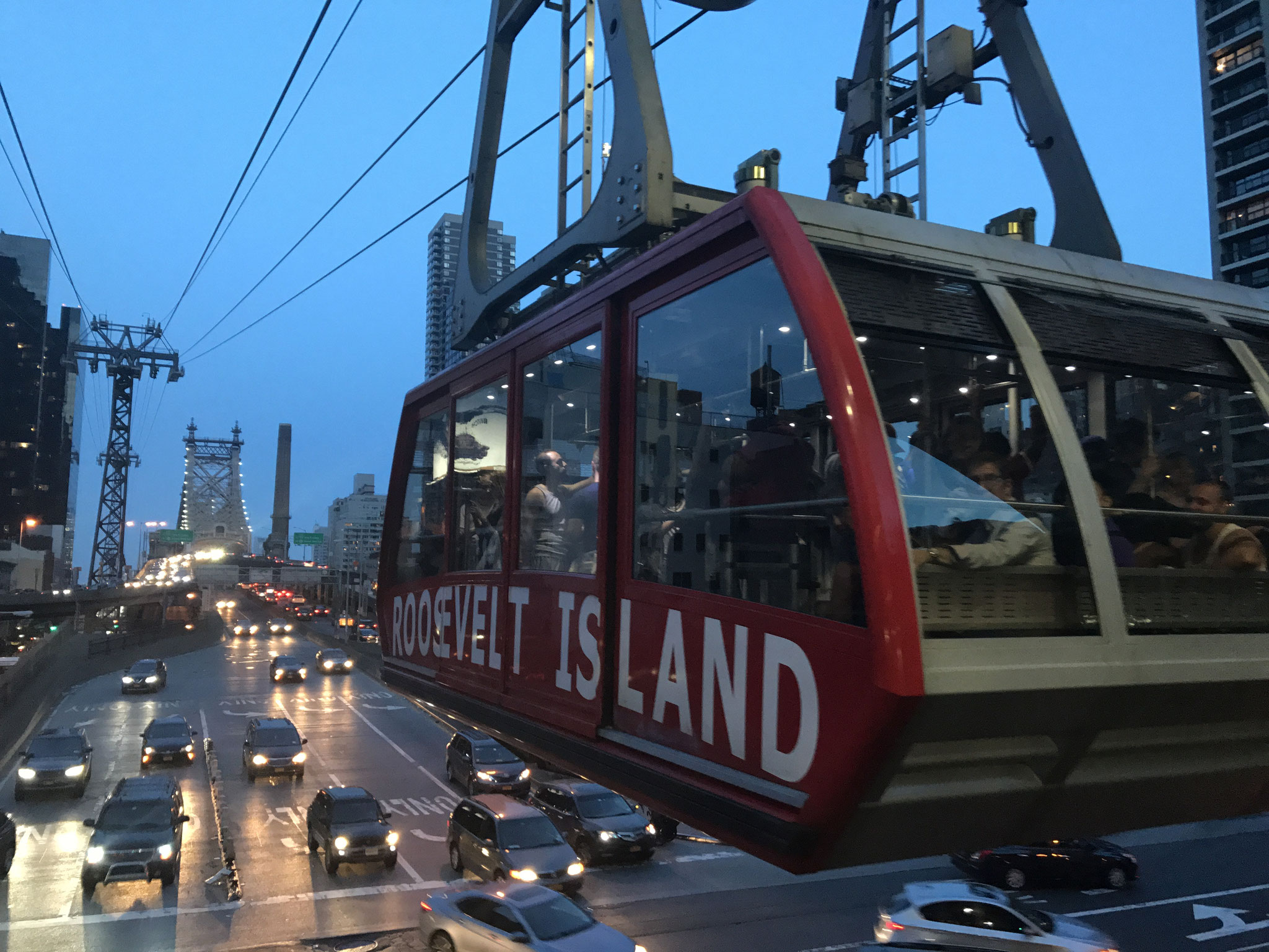 mitten in ny-city gibt es die roosevelt island tram 