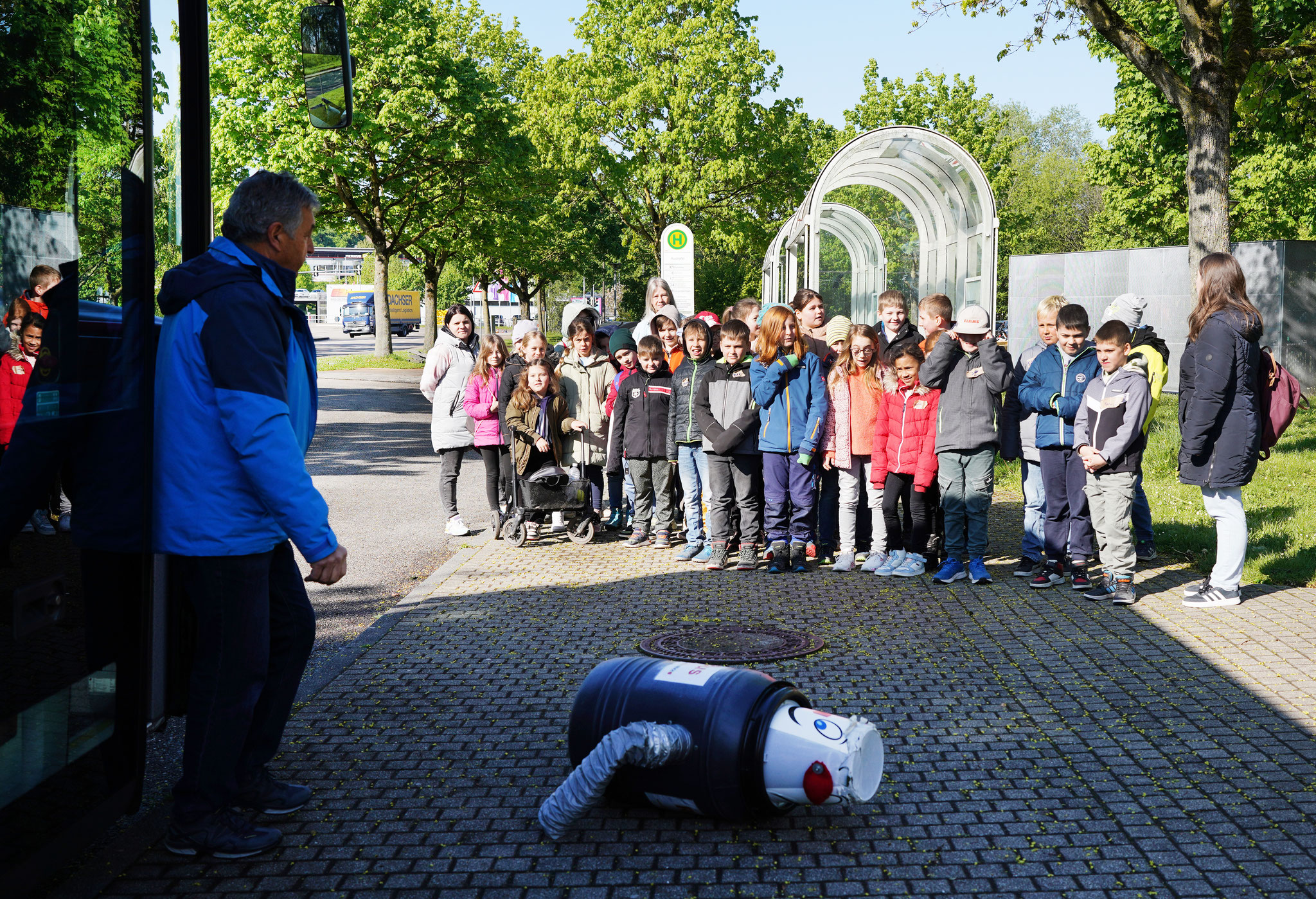 Herr Robus hat die Warnungen nicht ernst genommen und wurde vom in die Bushaltestelle einfahrenden Bus angefahren.