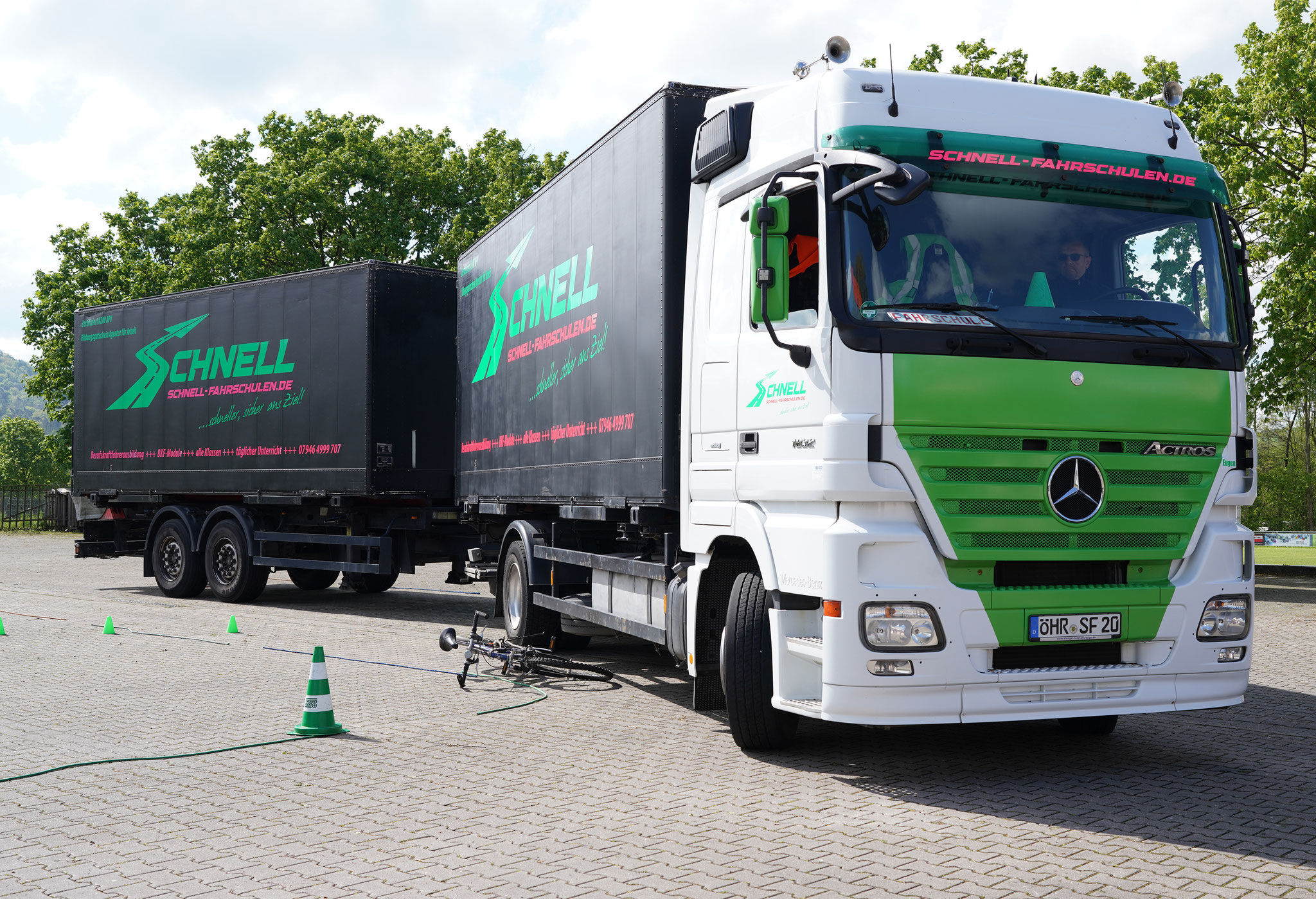 Beim Abbiegevorgang verengt sich der Radius. Das neben dem Zugfahrzeug an der Einmündung stehende Rad wird erfasst und umgeworfen.