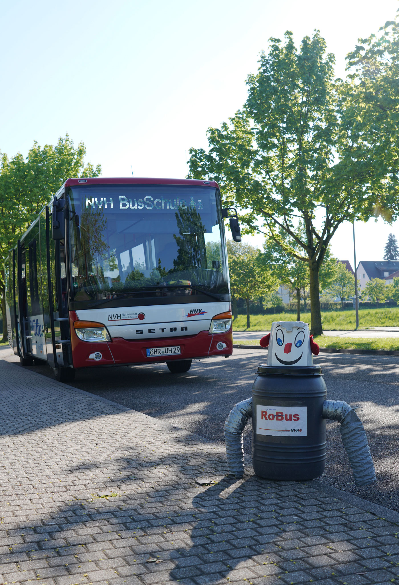 Was passiert, wenn man zu nahe am Fahrbahnrand steht - auch Herr Robus durfte zur Demonstration nicht fehlen.