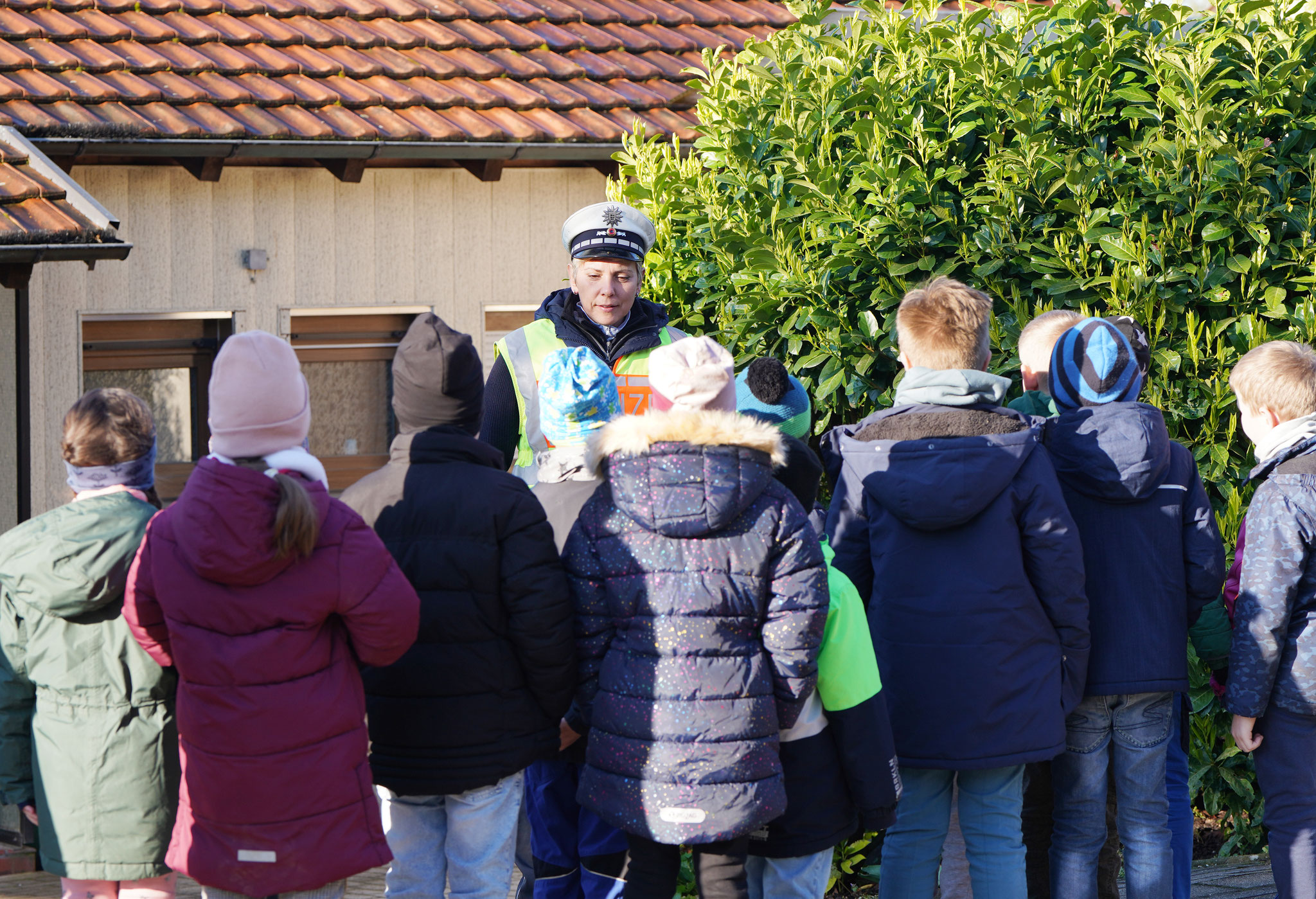 Hier erfahren die Erst- und Zweitklässler wichtige Verhaltensweisen für den sicheren Schulweg.