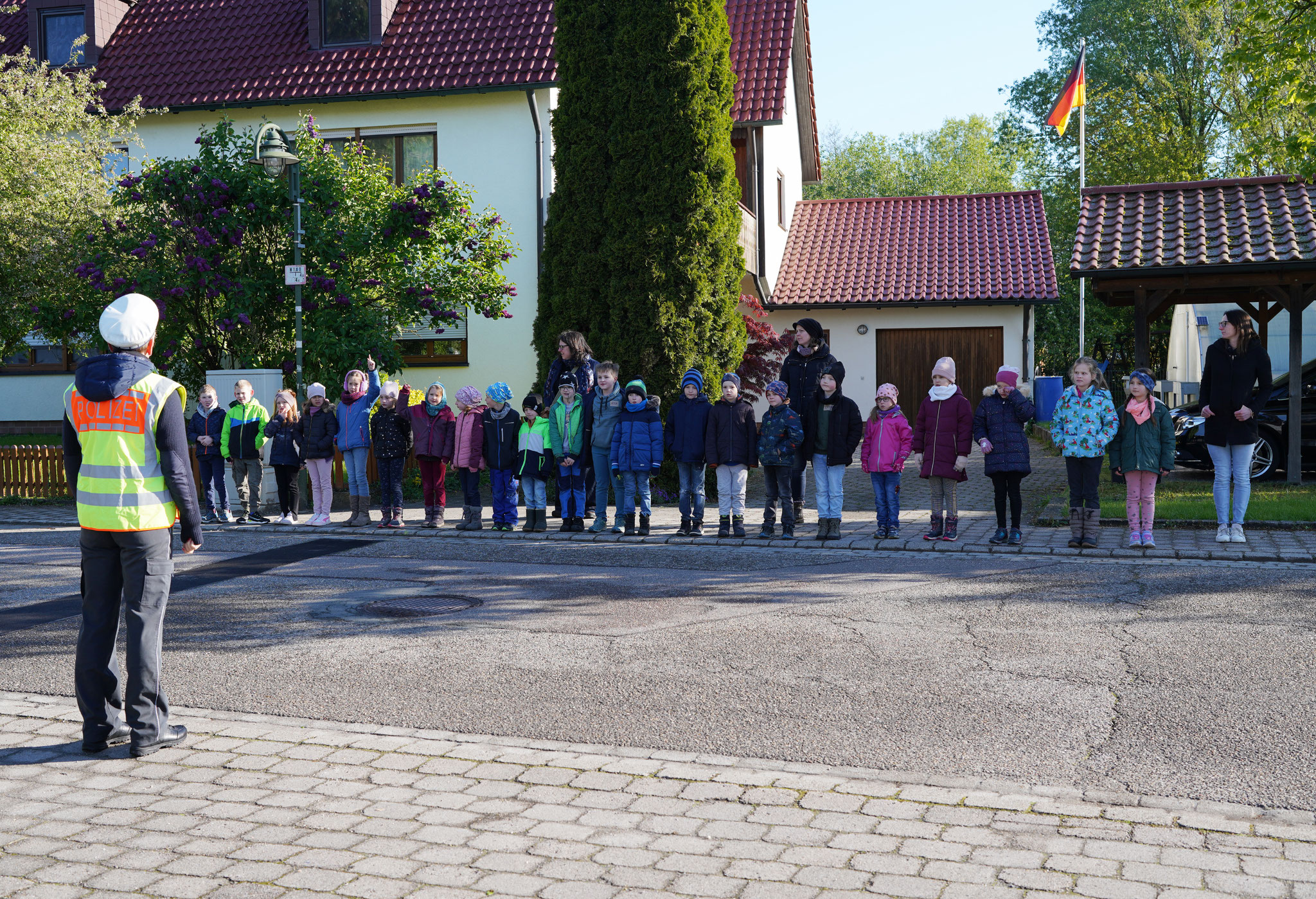 Hier wird das Überqueren einer Fahrbahn ohne jegliche Hilfsmittel geübt.