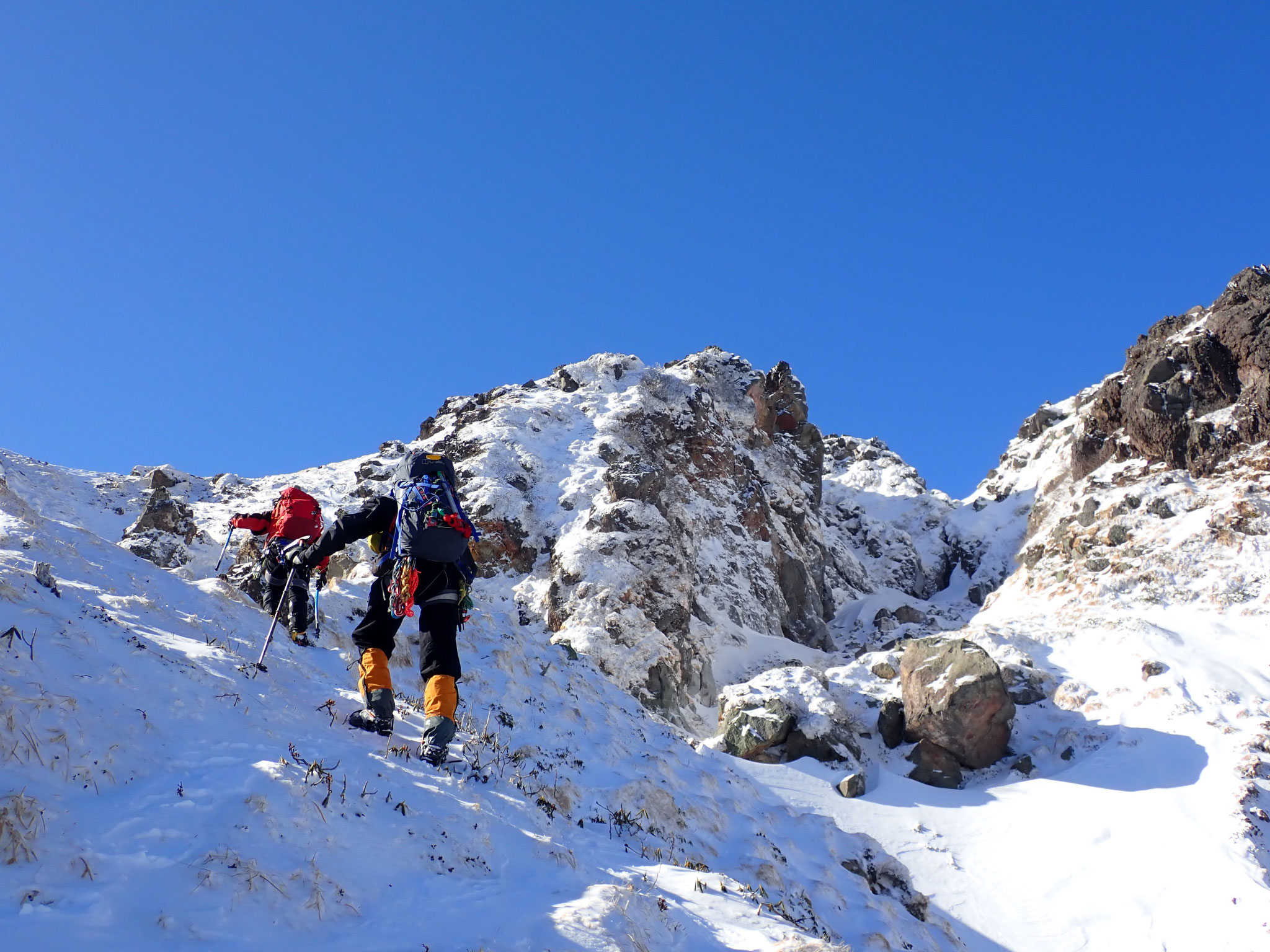 11:40　2470m　樹林帯を抜ける、右手の谷を詰める