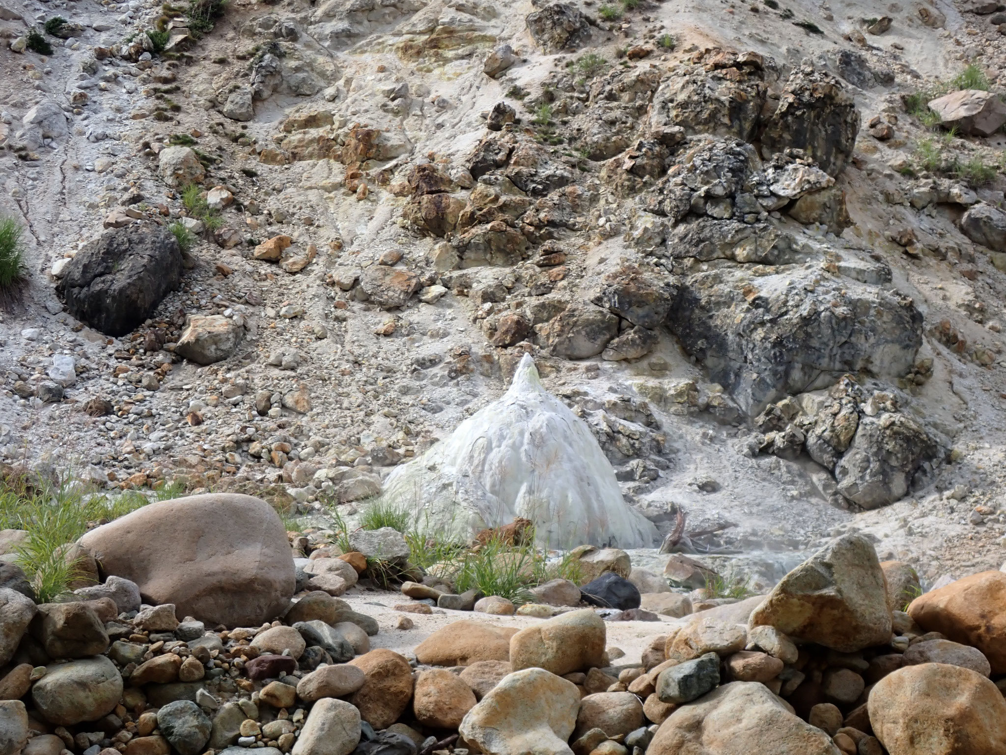 湯俣川の噴湯丘、水量多く徒渉出来ず、近づけなかった。