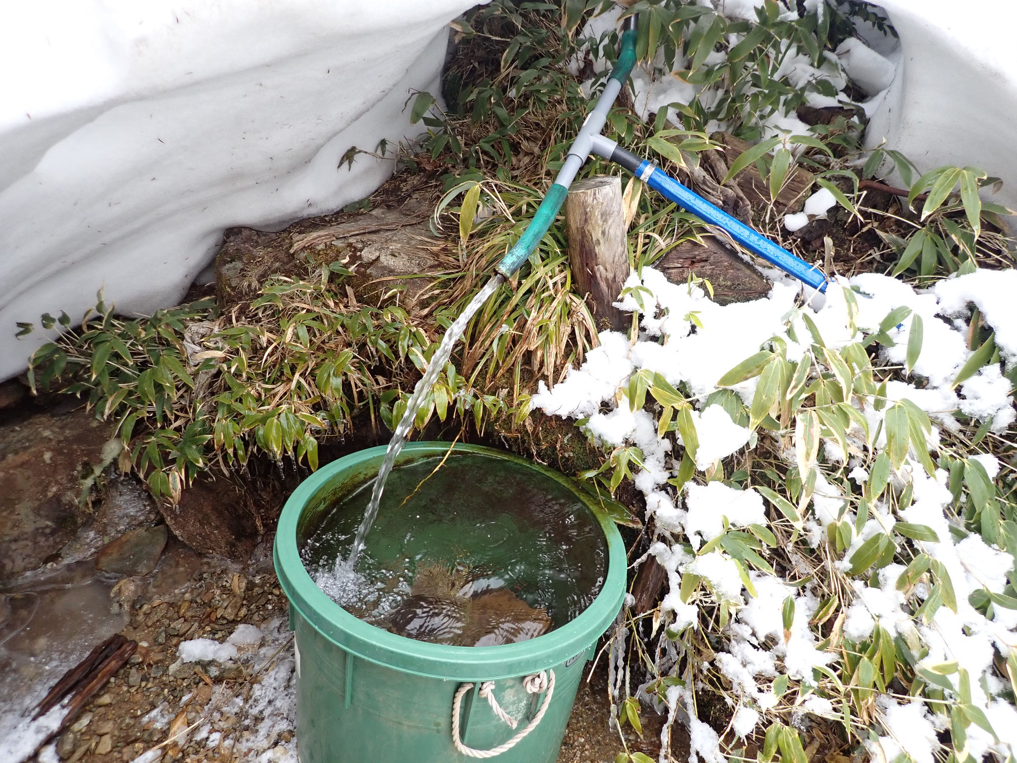 小屋前にパイプで水が引いてある、雪を溶かさなくて済み大変に楽