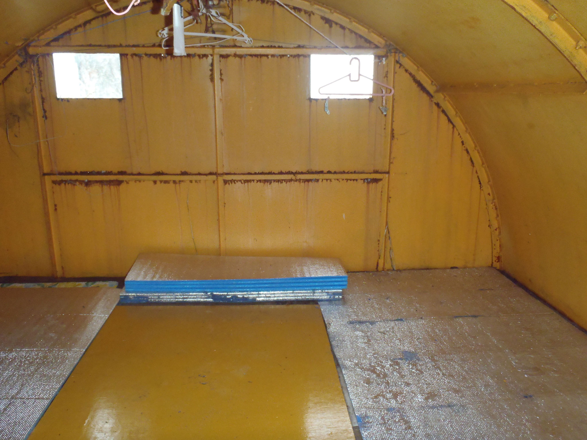 避難小屋内部